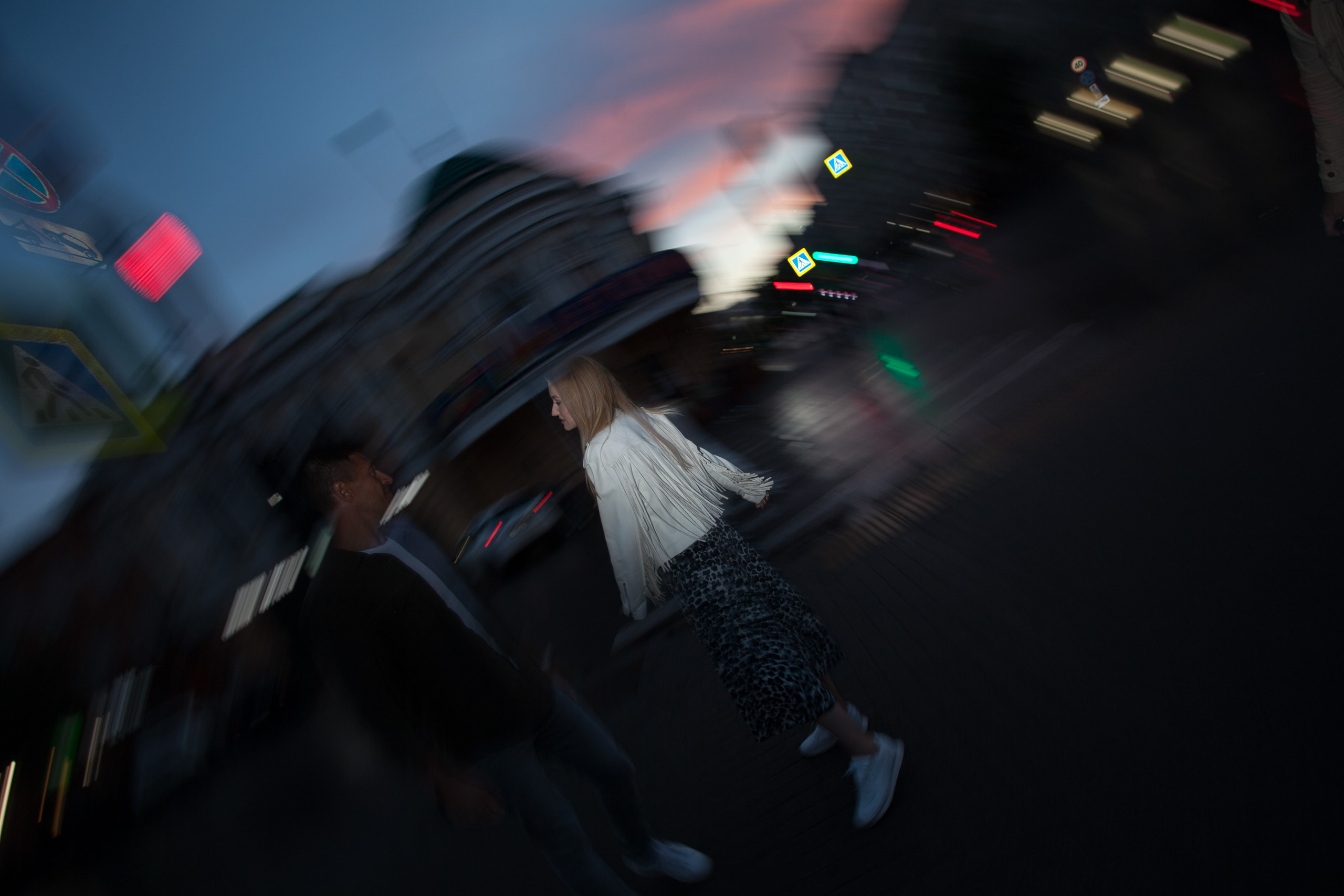 лето прогулка романтика ночной город пасмурно дождь любовь красивая девушка парень