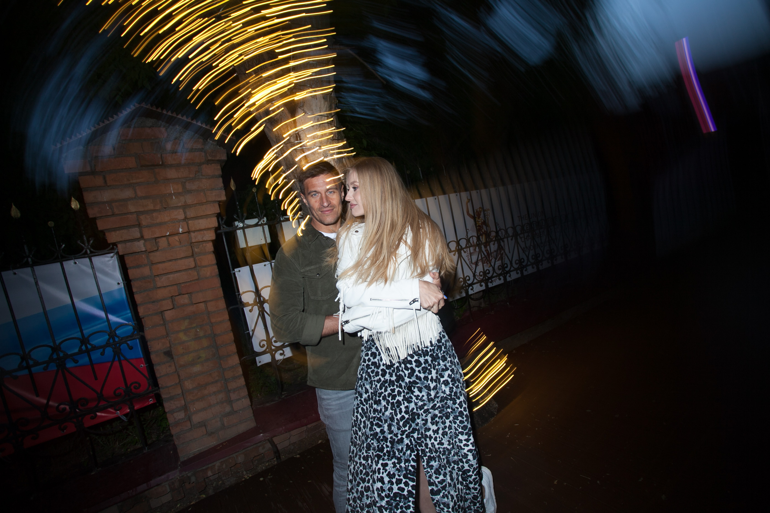 лето прогулка романтика ночной город пасмурно дождь любовь красивая девушка парень