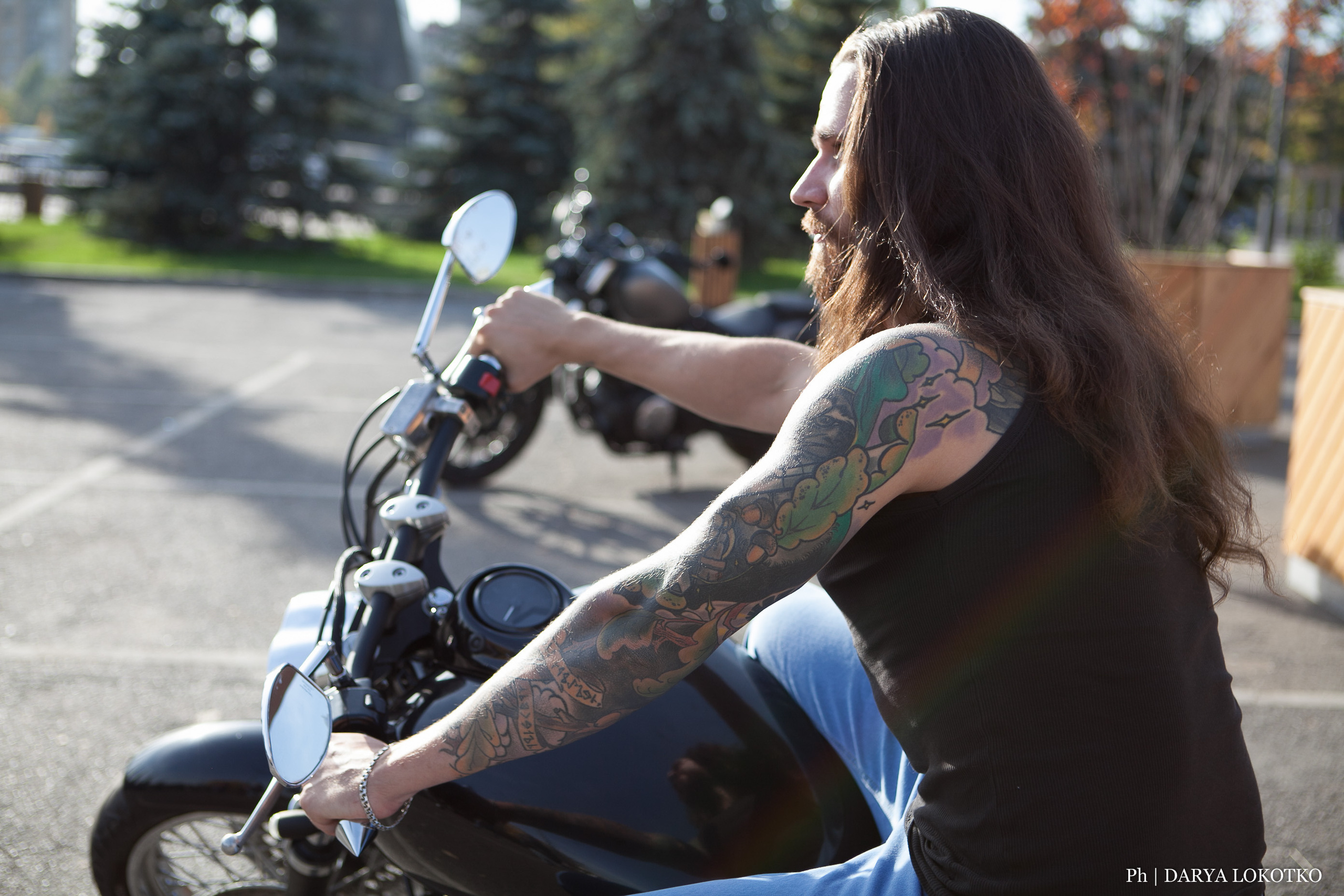 байкер парень мотоцикл руль чоппер фотосессия город лето