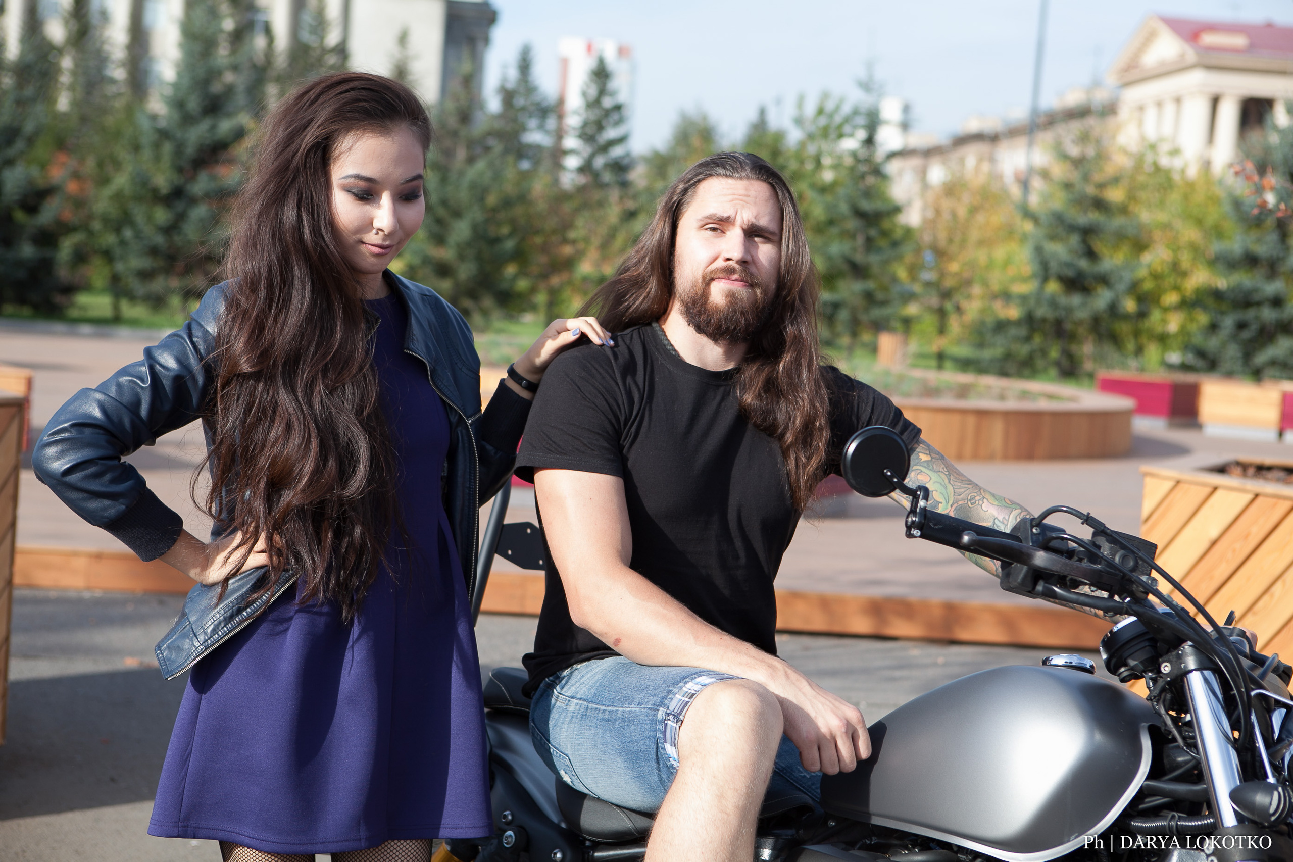 красивая девушка парень чоппер фотосессия город лето