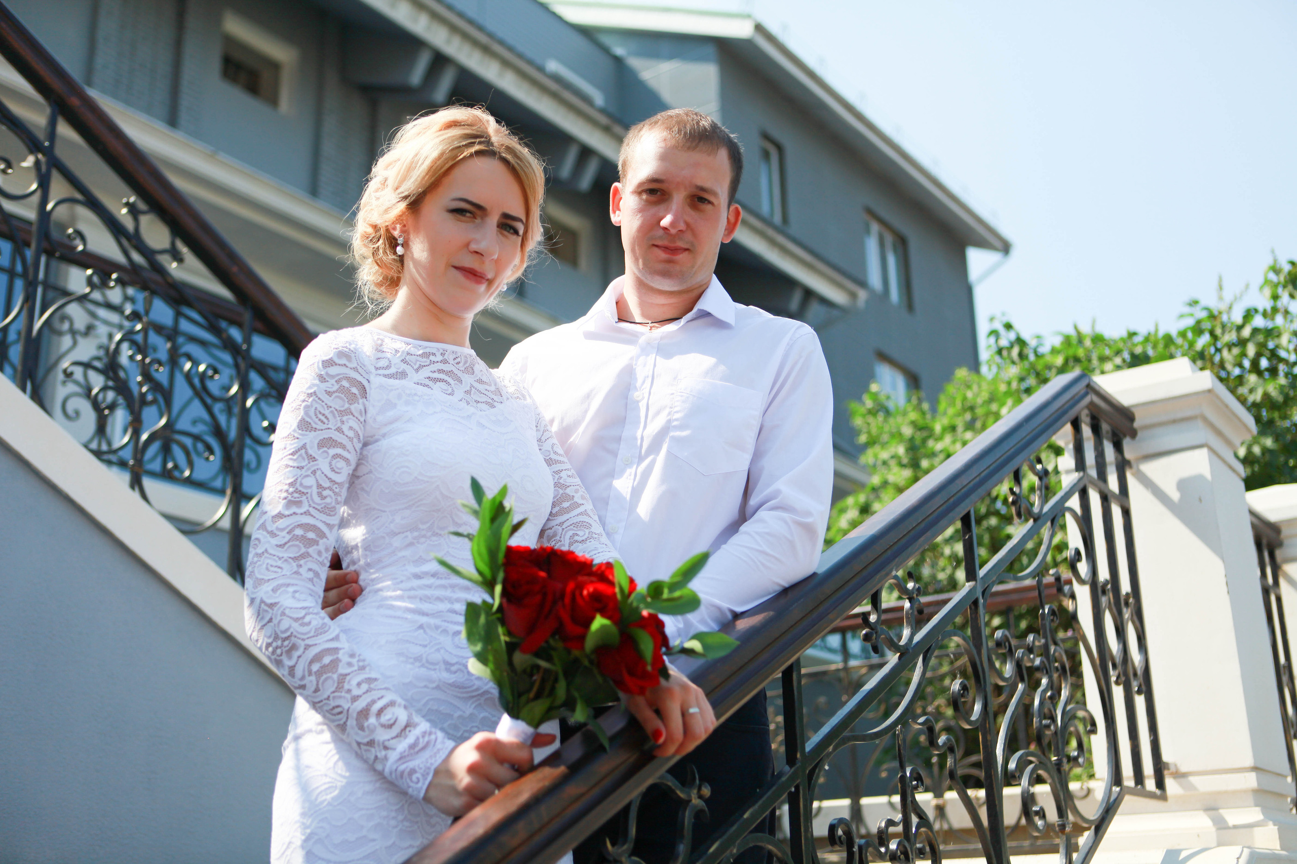 жених и невеста свадьба лето перила  фотосессия