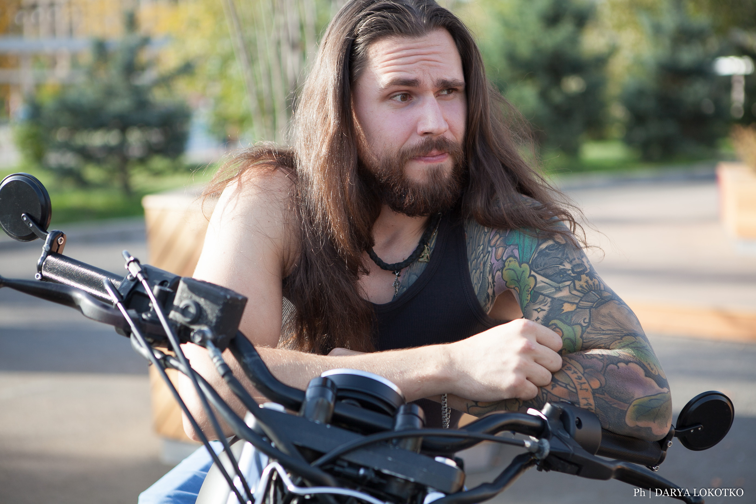 байкер парень мотоцикл руль чоппер фотосессия город лето