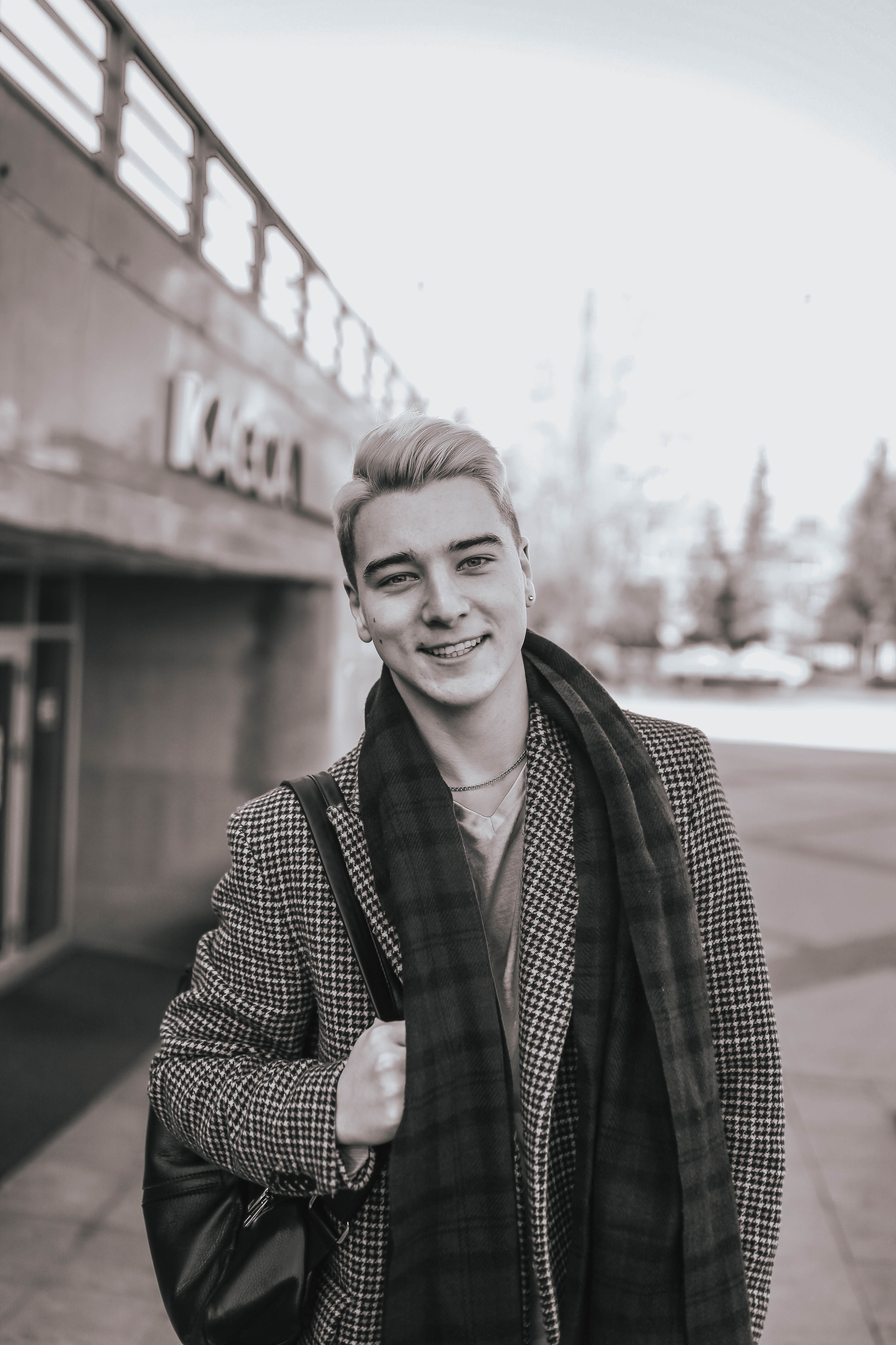 фотосеесия в центре города парень осень бкз