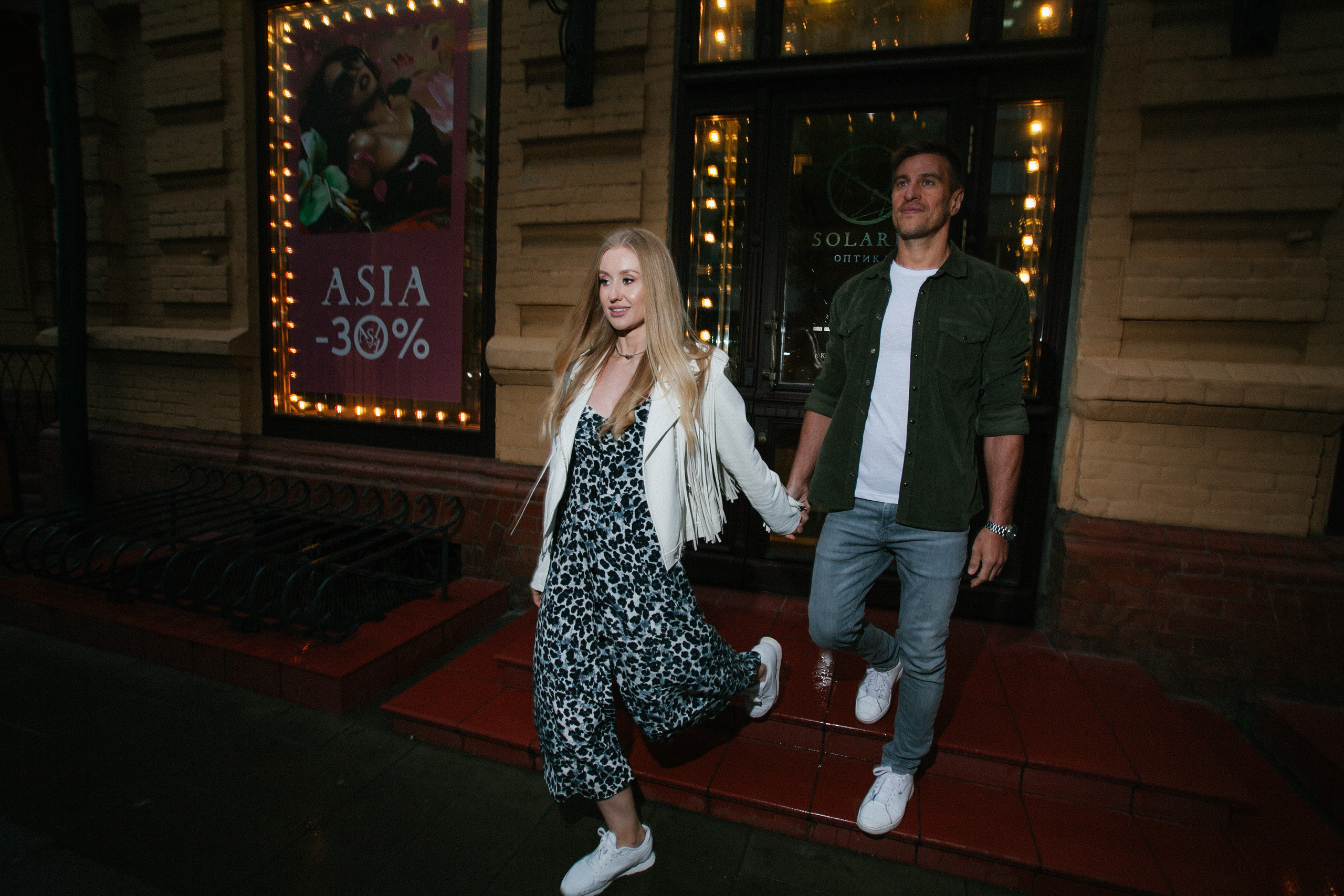 лето прогулка романтика ночной город пасмурно дождь любовь красивая девушка парень