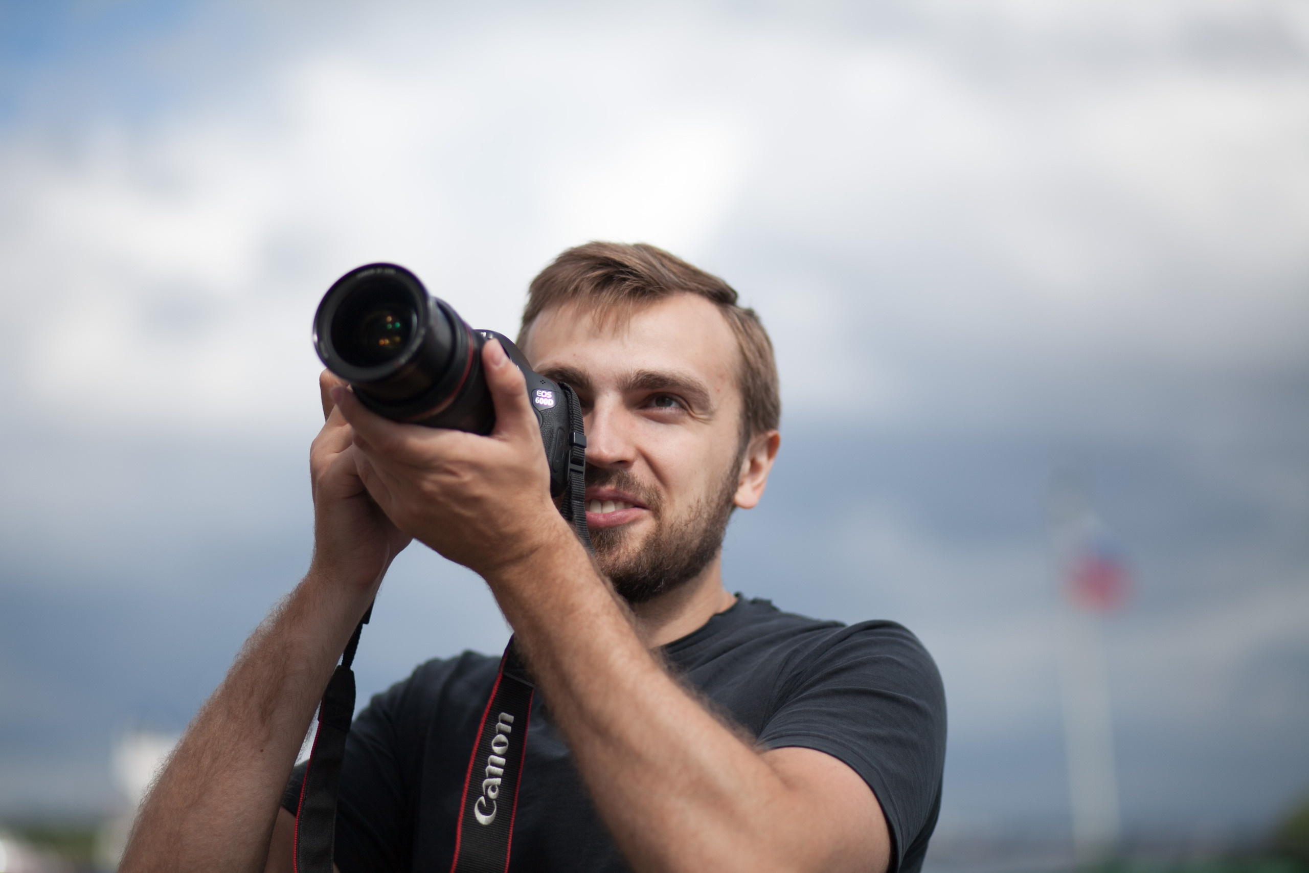 парень фотограф лето набережная фотоаппарат