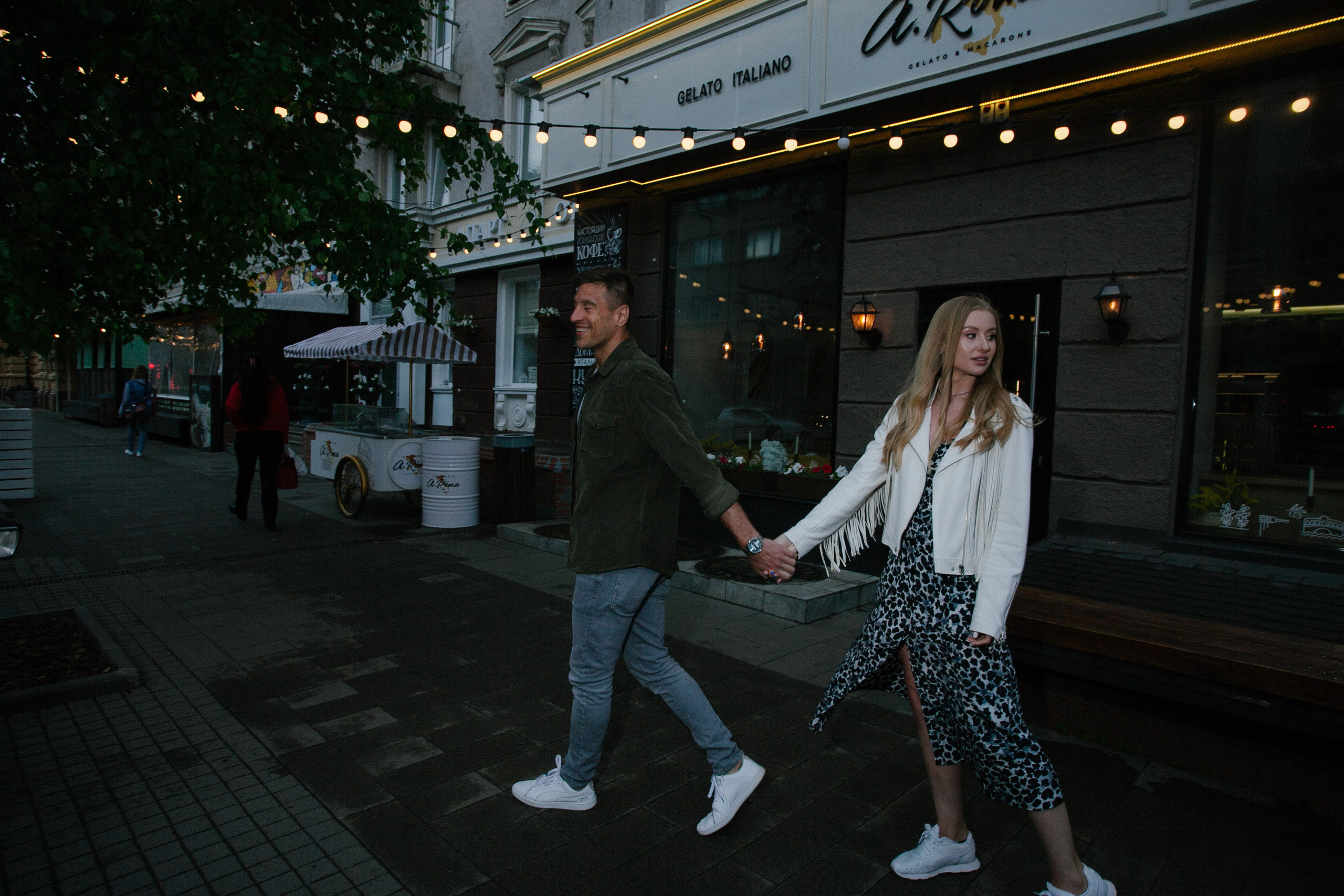 лето прогулка романтика ночной город пасмурно дождь любовь красивая девушка парень