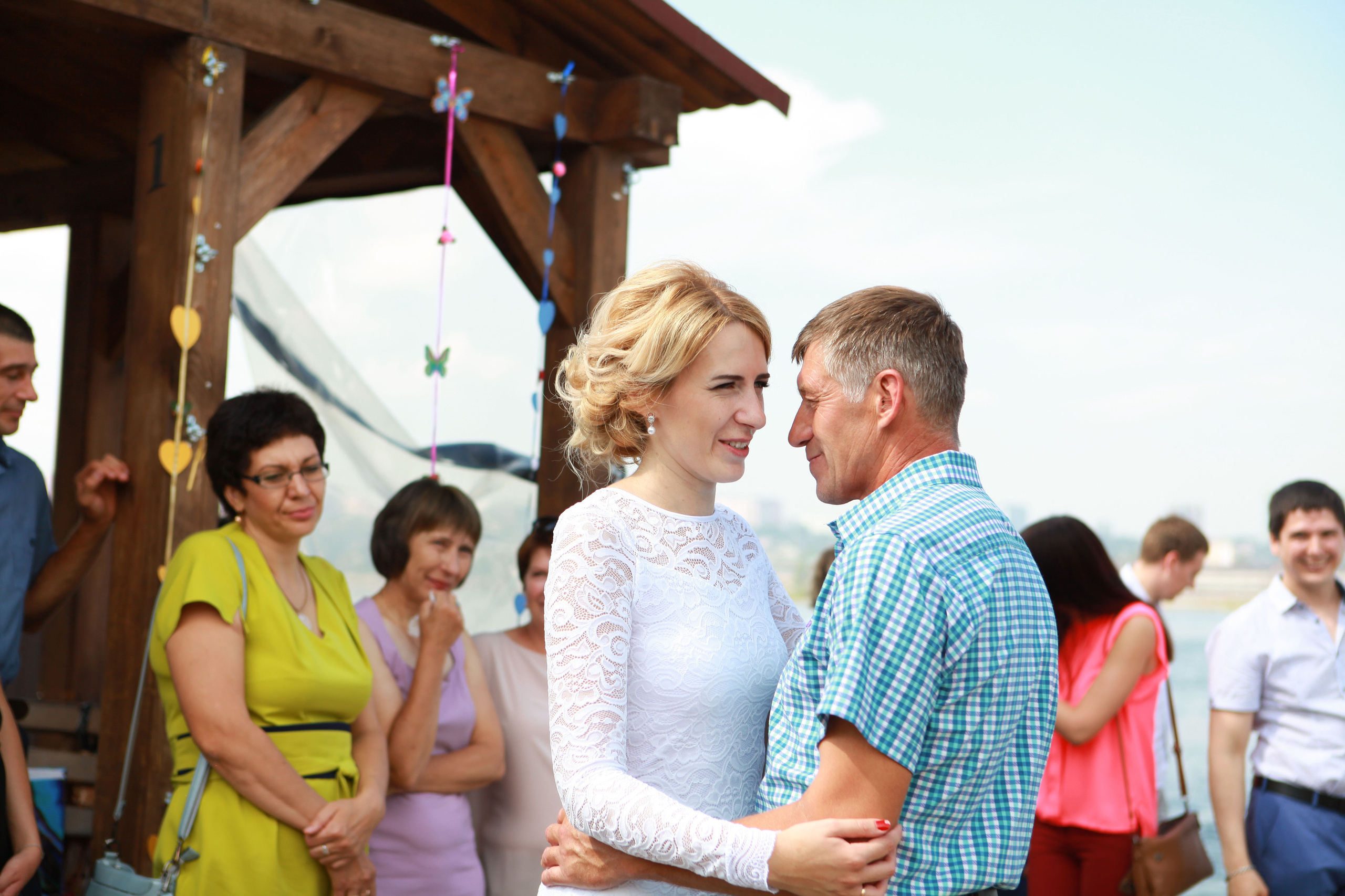 невеста танцует с отцом свадьба лето банкет беседка семья