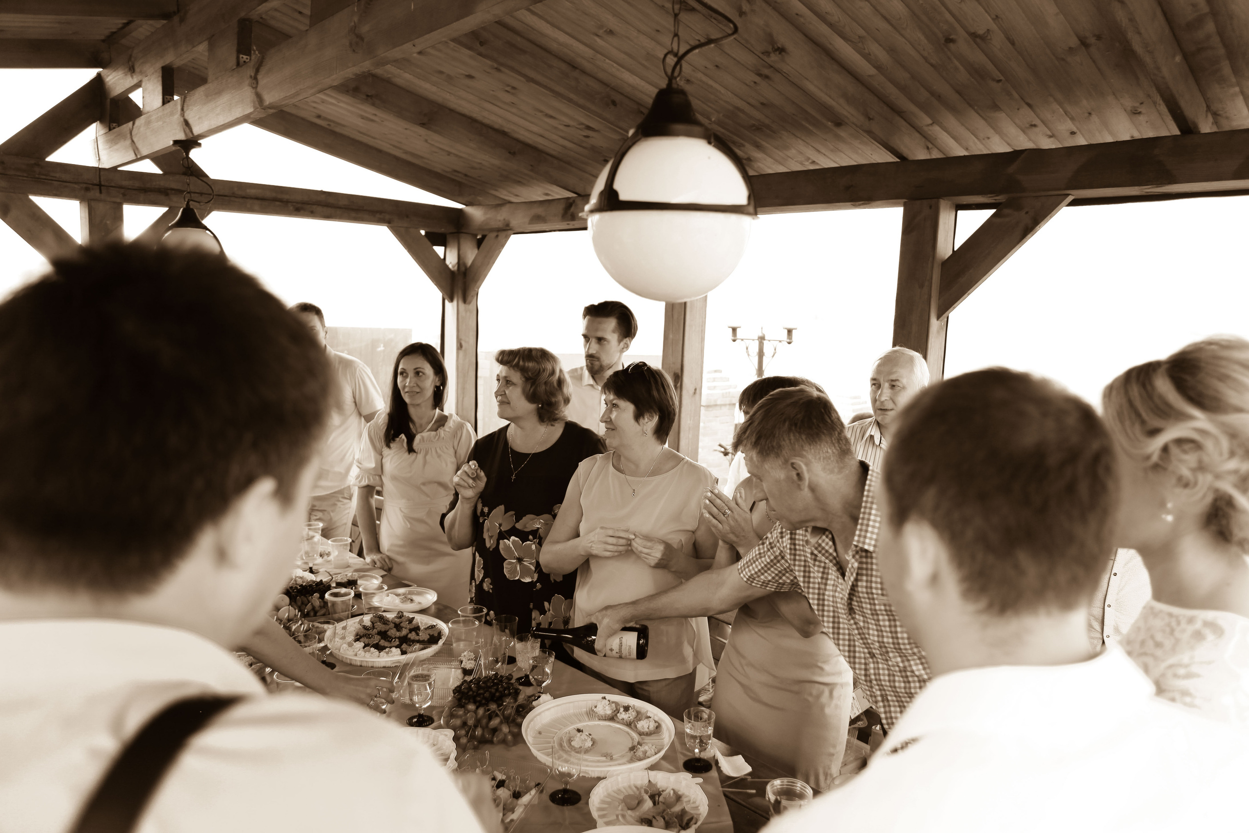 жених и невеста свадьба лето банкет беседка