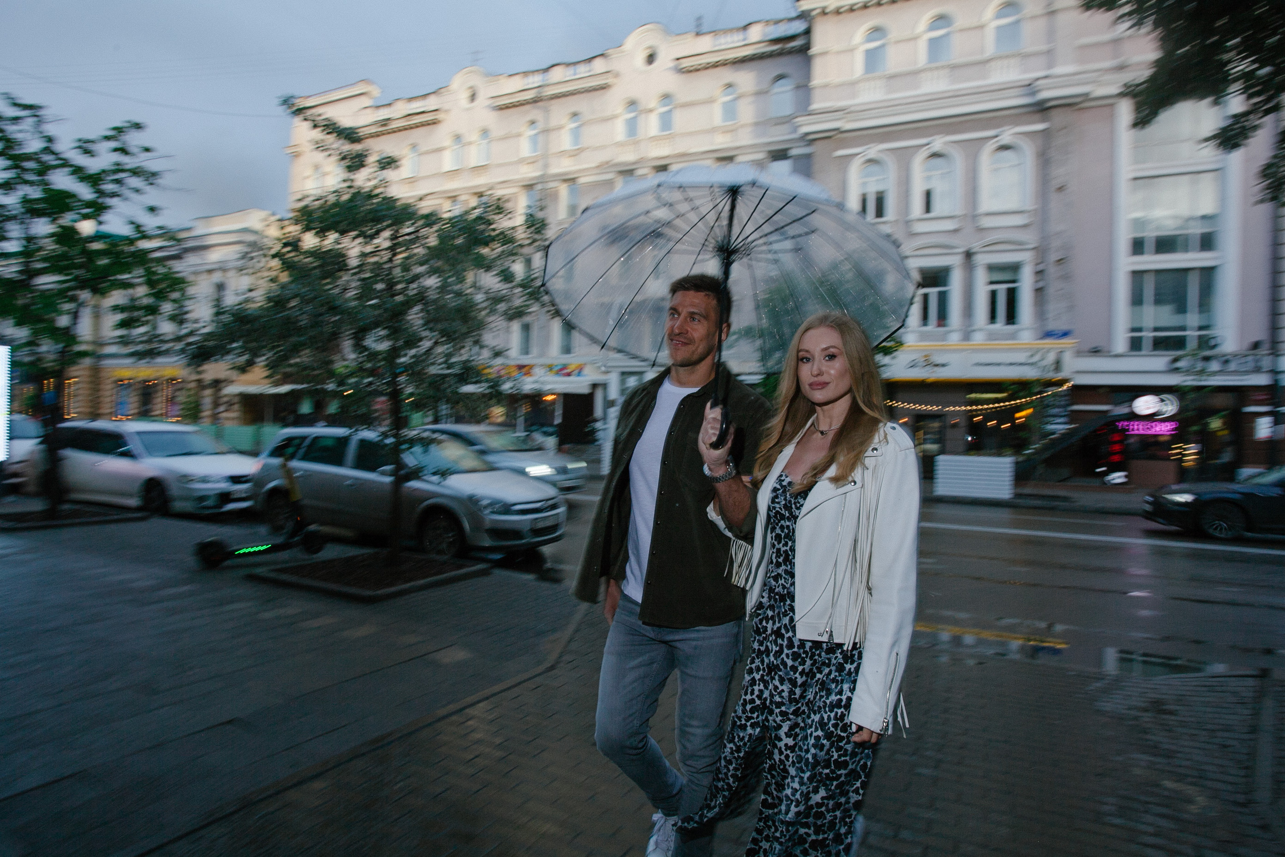 лето прогулка романтика ночной город пасмурно дождь любовь красивая девушка парень