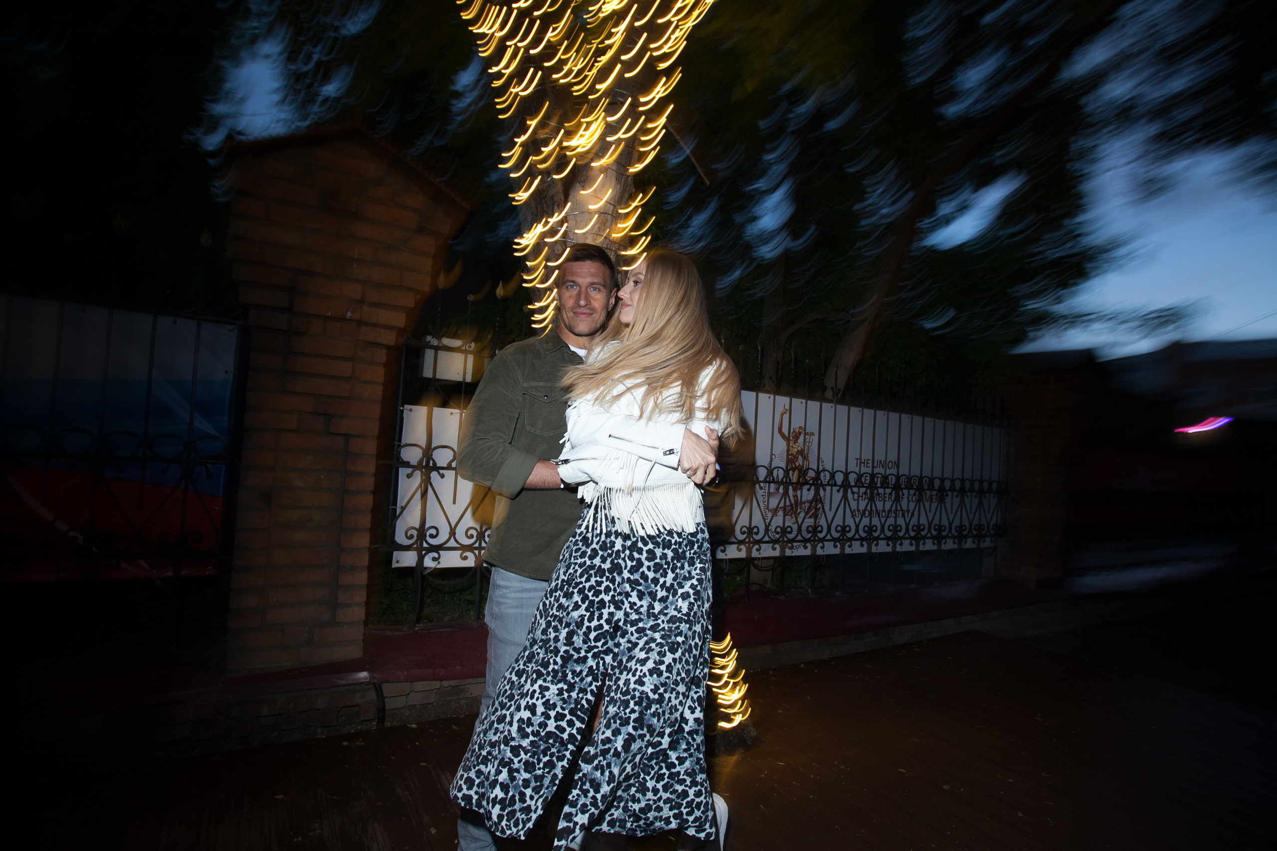 лето прогулка романтика ночной город пасмурно дождь любовь красивая девушка парень