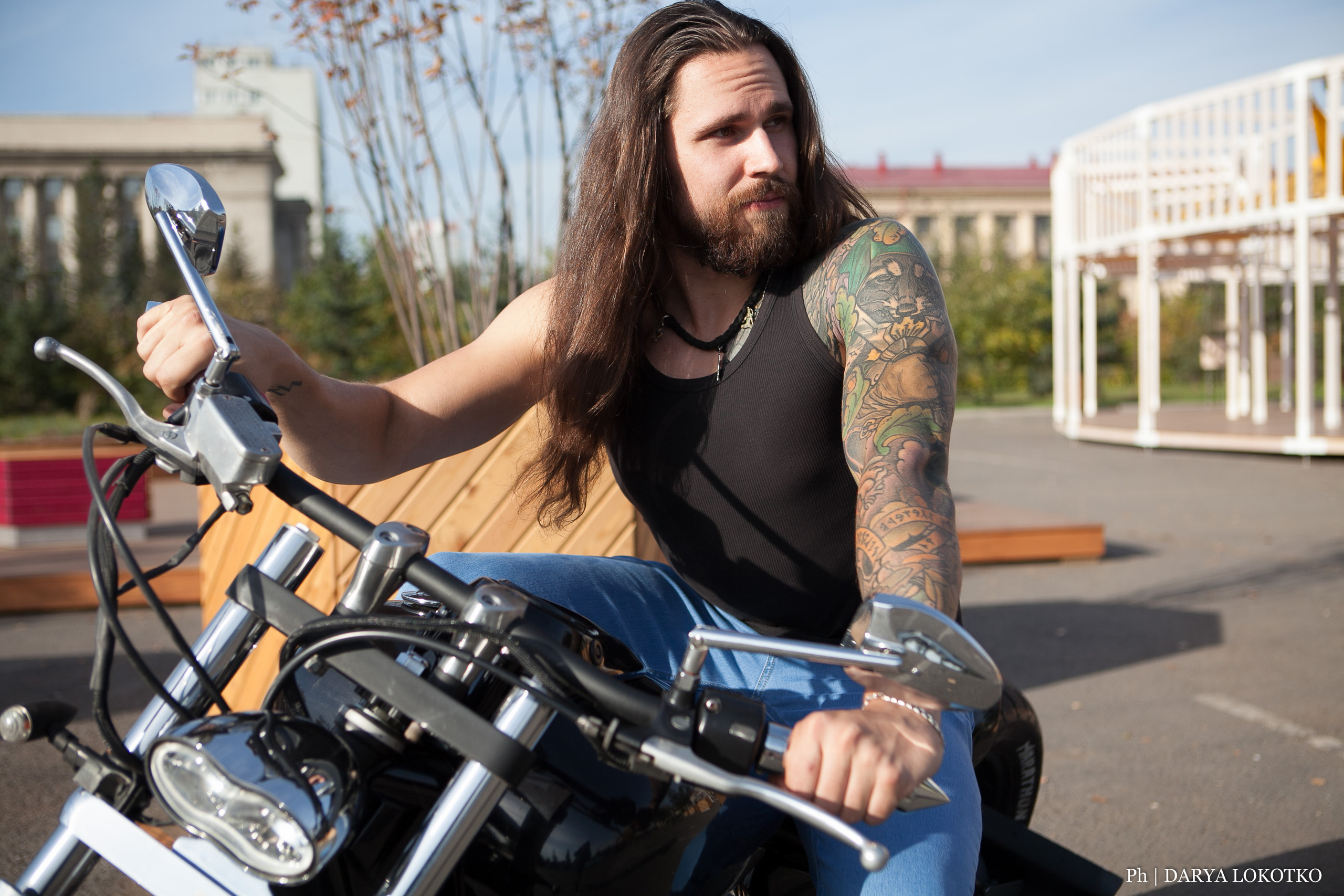 байкер парень мотоцикл руль чоппер фотосессия город лето