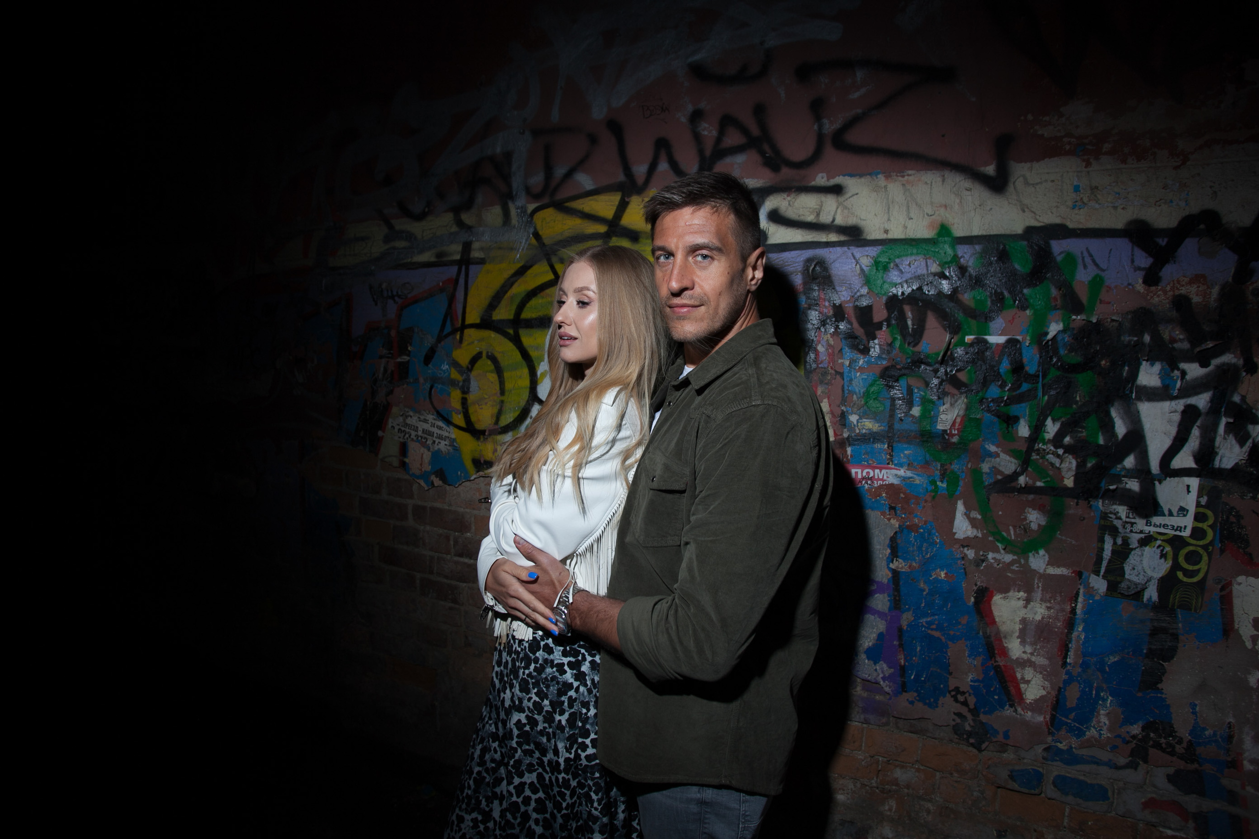 лето прогулка романтика ночной город пасмурно дождь любовь красивая девушка парень