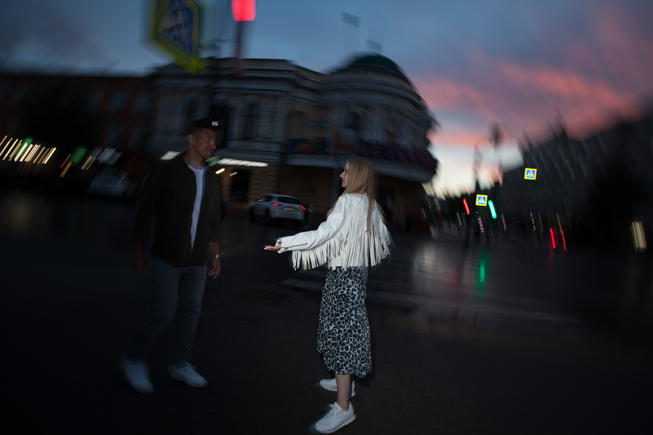 лето прогулка романтика ночной город пасмурно дождь любовь красивая девушка парень