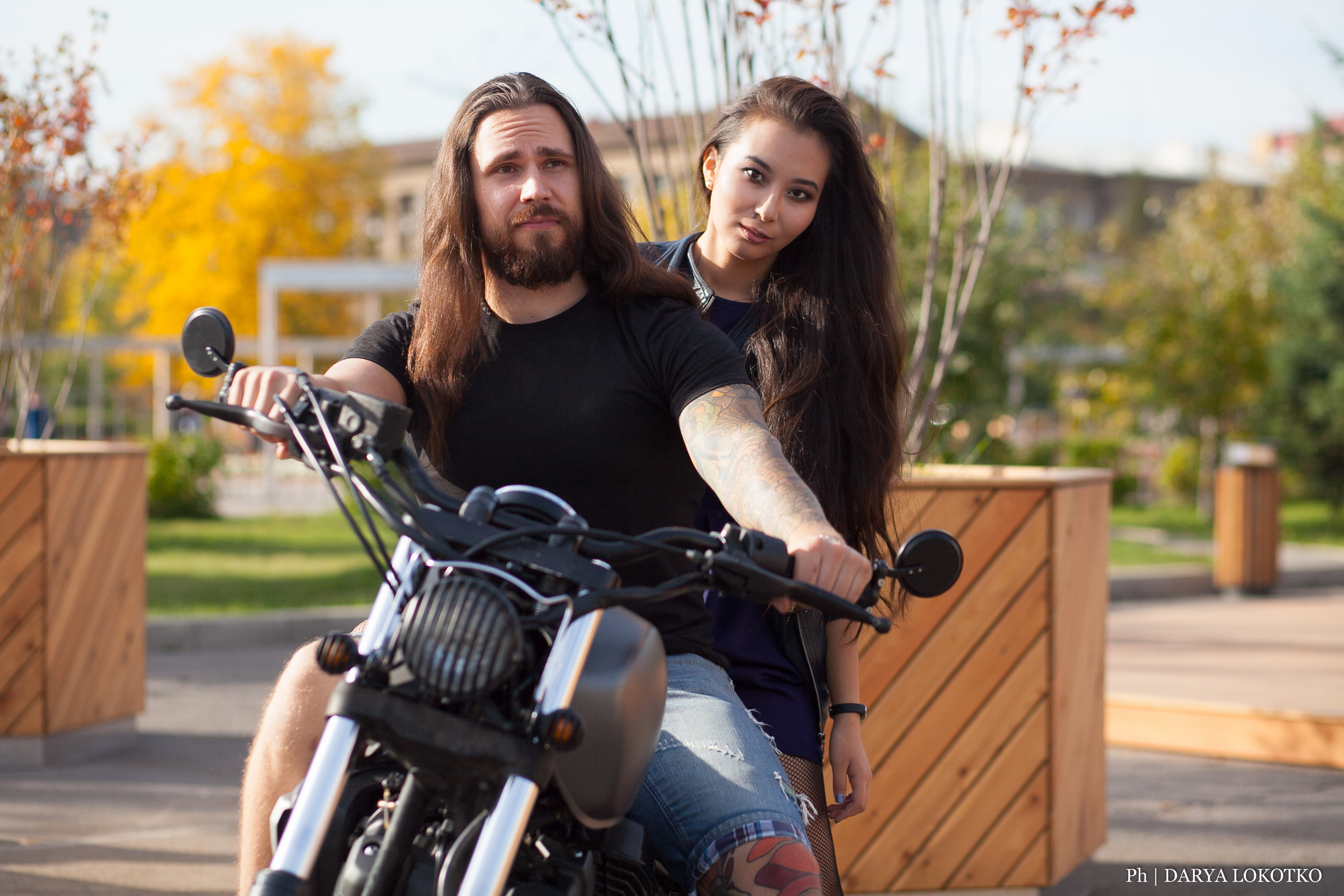 красивая девушка парень чоппер фотосессия город лето