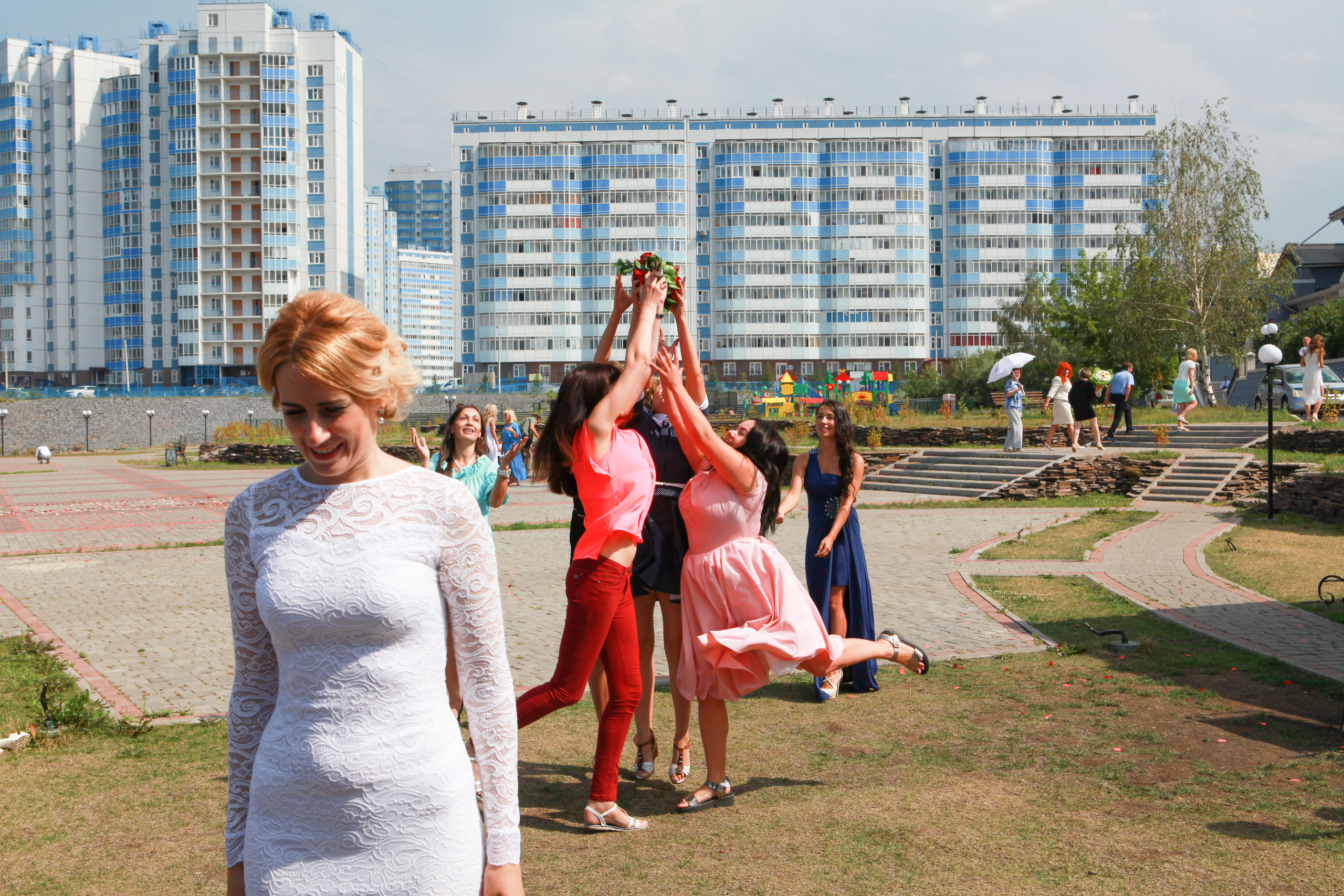 невеста бросает букет банкет лето