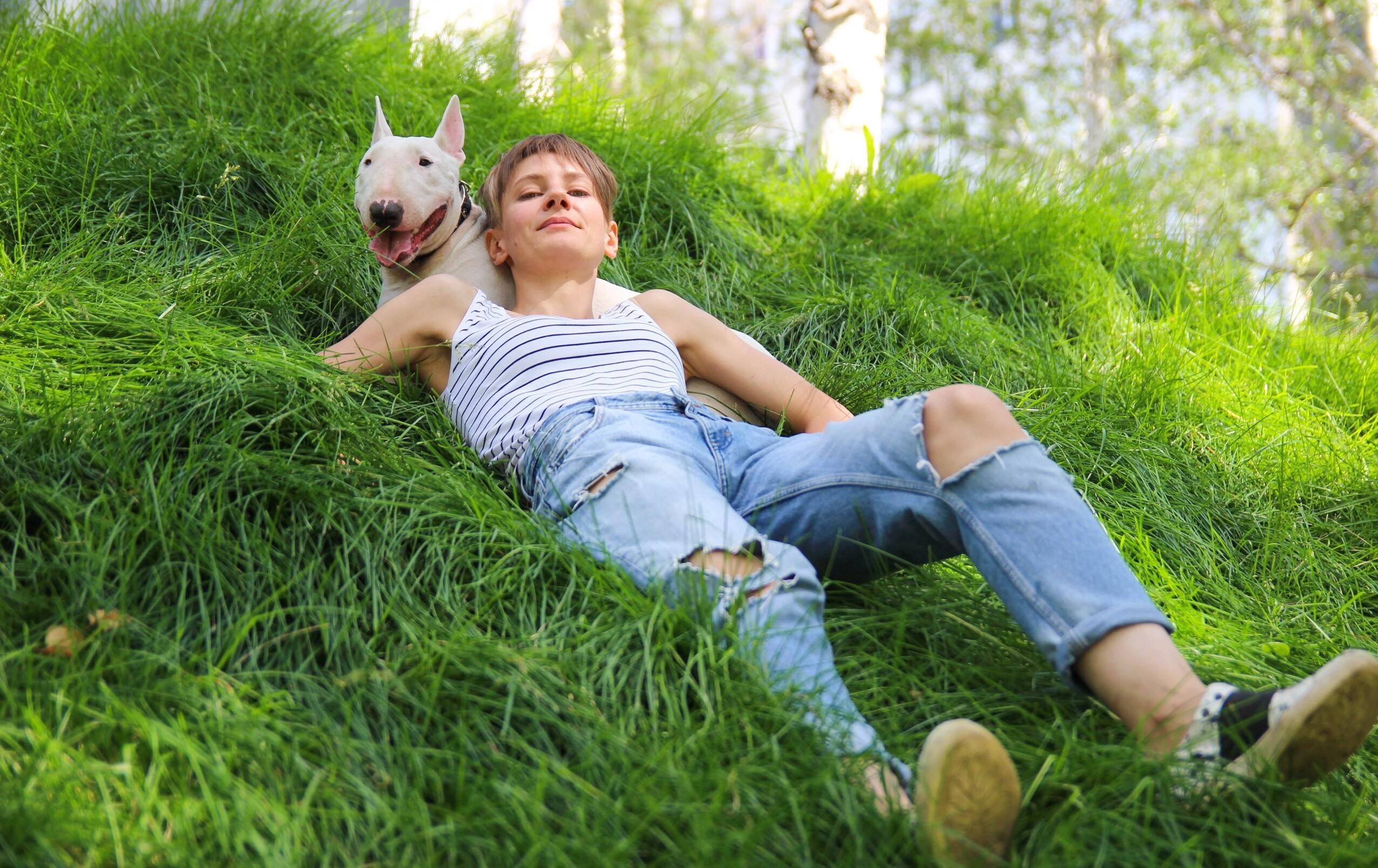 собака и девушка на зеленой траве