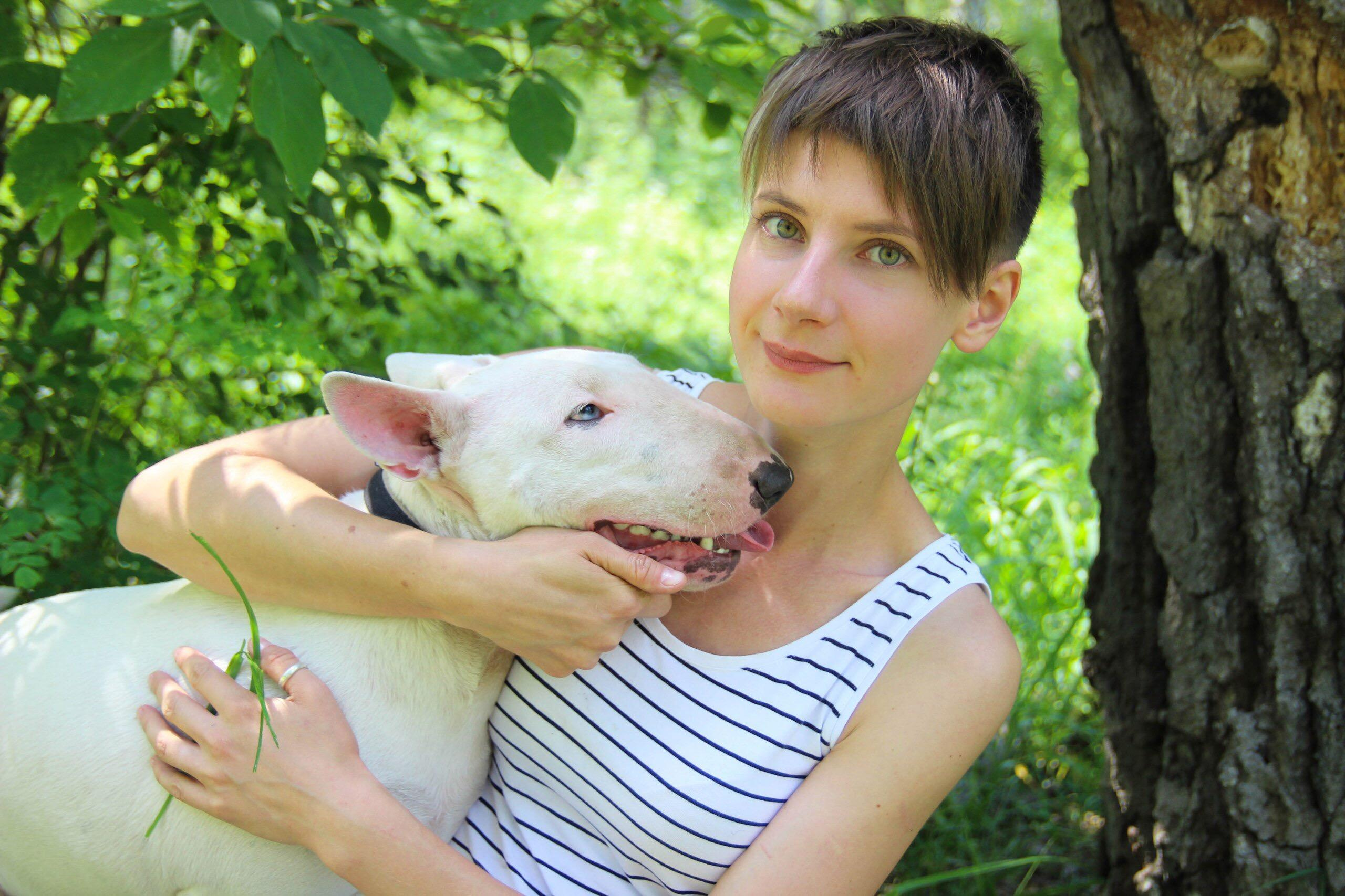 бультерьер собака и девушка на природе