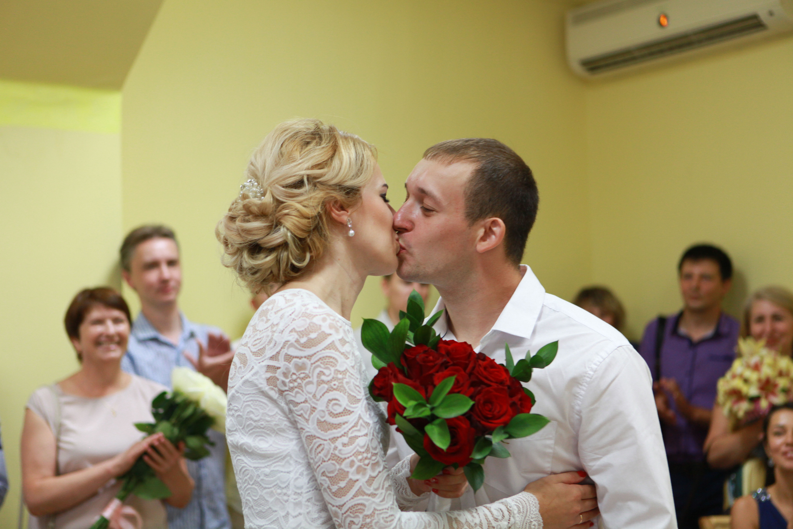 жених и невеста свадьба лето загс церемония бракосочетания поцелуй