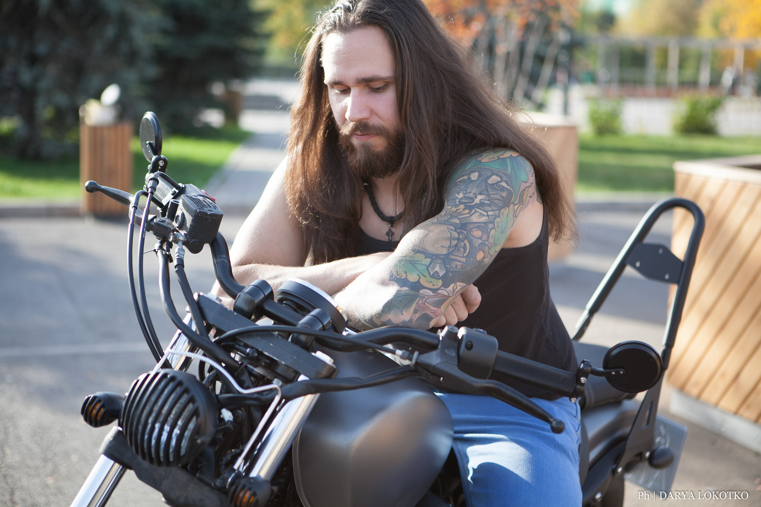 байкер парень мотоцикл руль чоппер фотосессия город лето