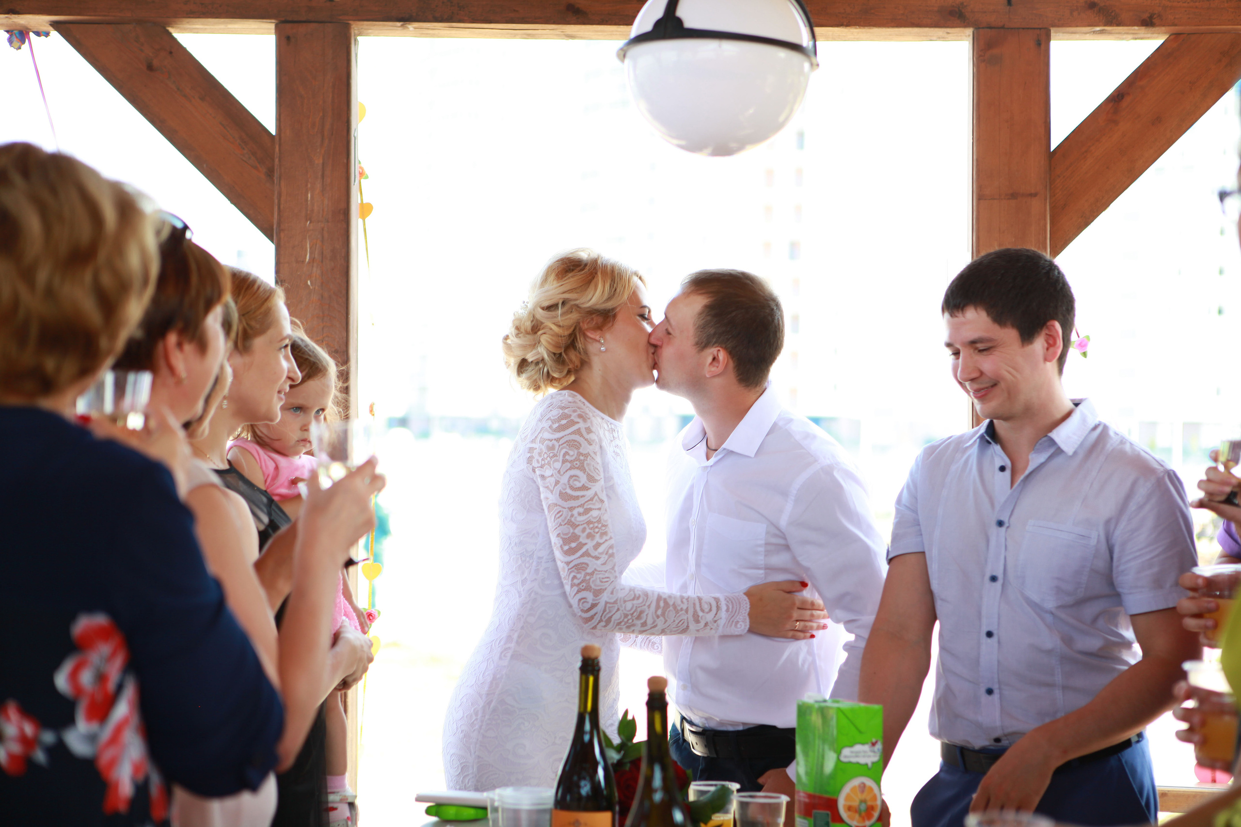 жених и невеста свадьба лето  фотосессия банкет семья беседка