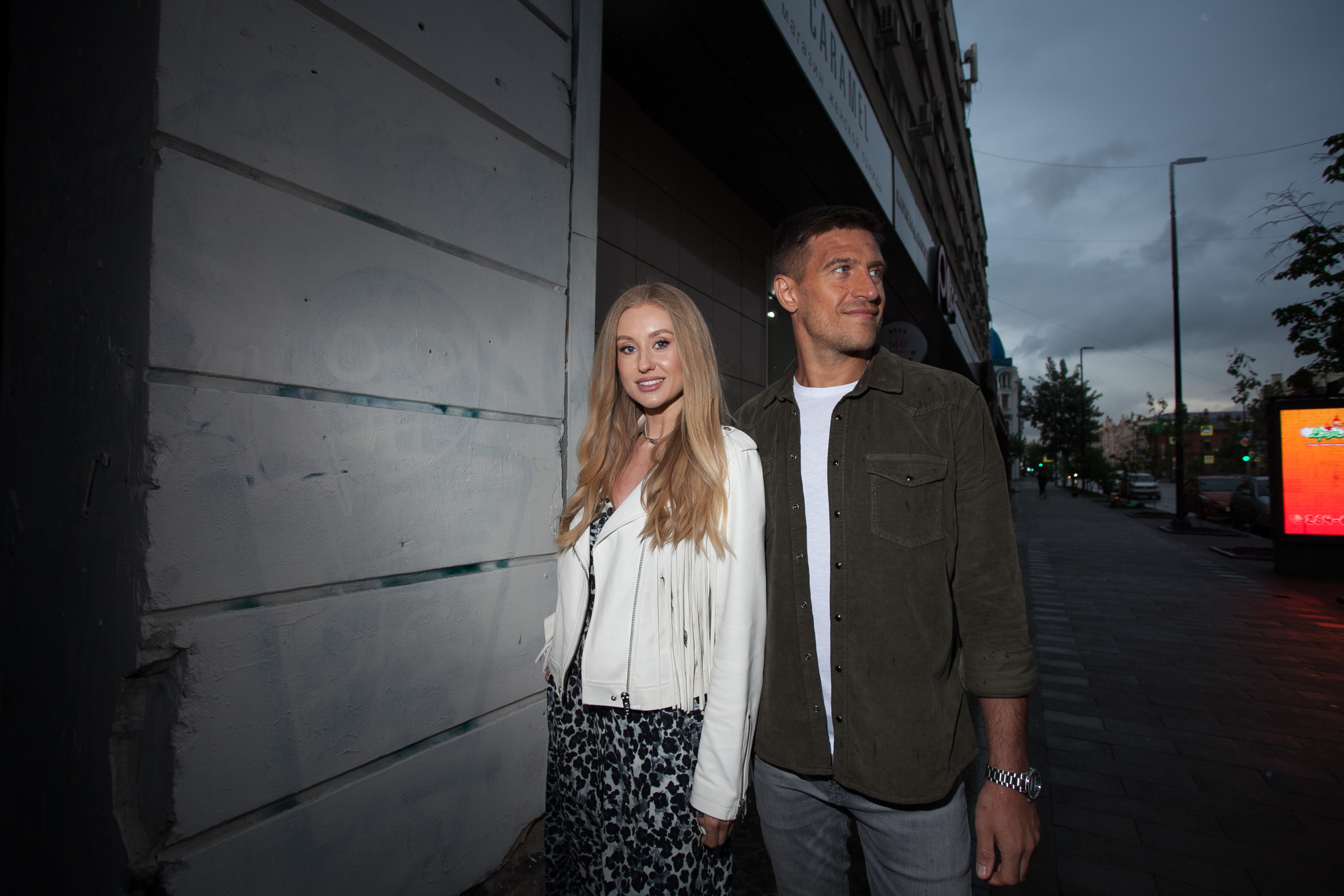 лето прогулка романтика ночной город пасмурно дождь любовь красивая девушка парень