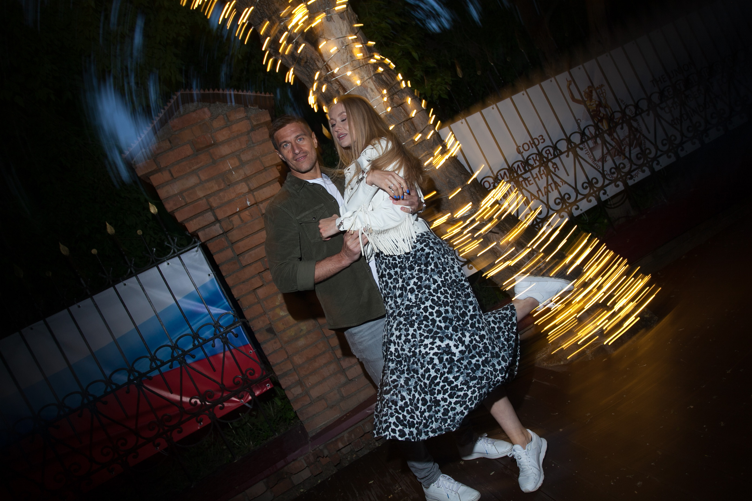 лето прогулка романтика ночной город пасмурно дождь любовь красивая девушка парень