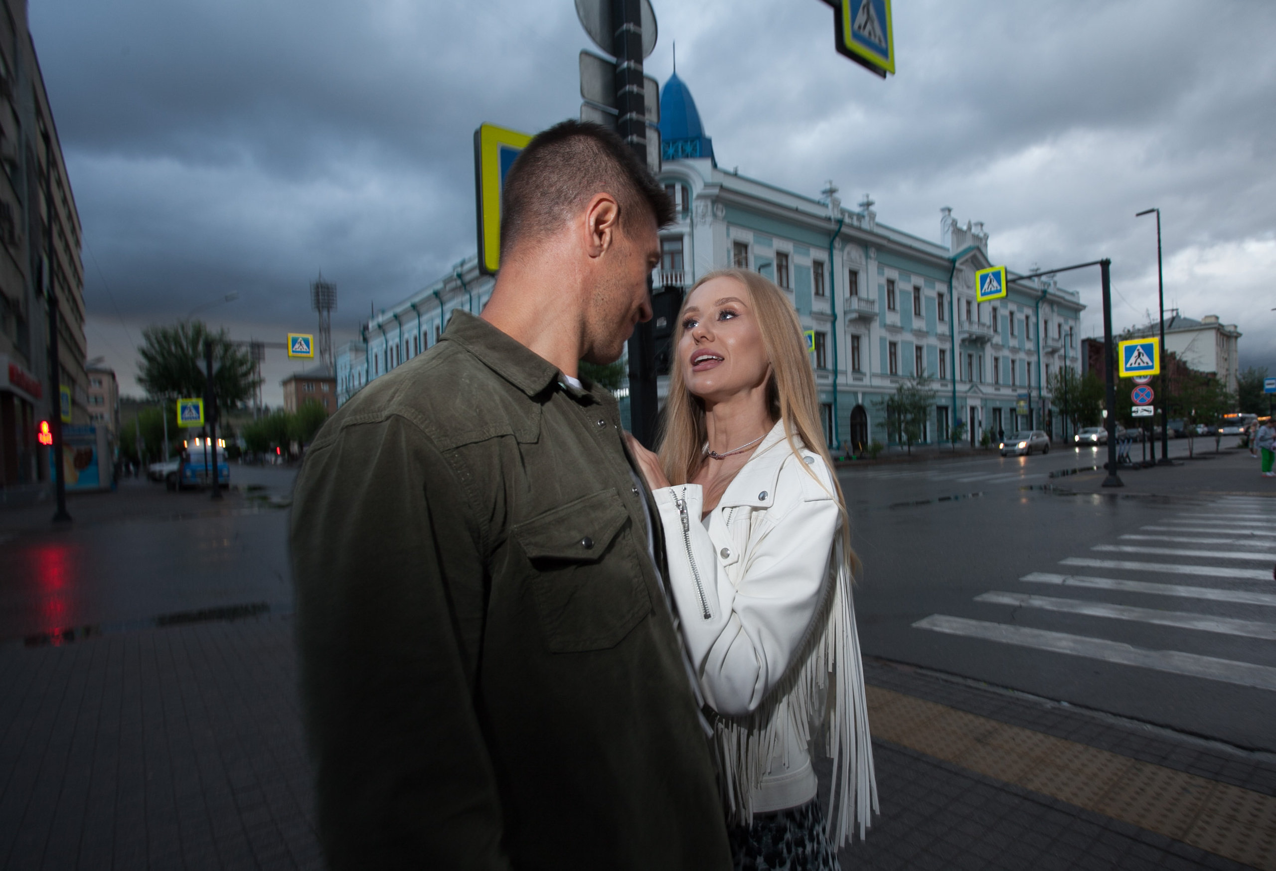 лето прогулка романтика ночной город пасмурно дождь любовь красивая девушка парень