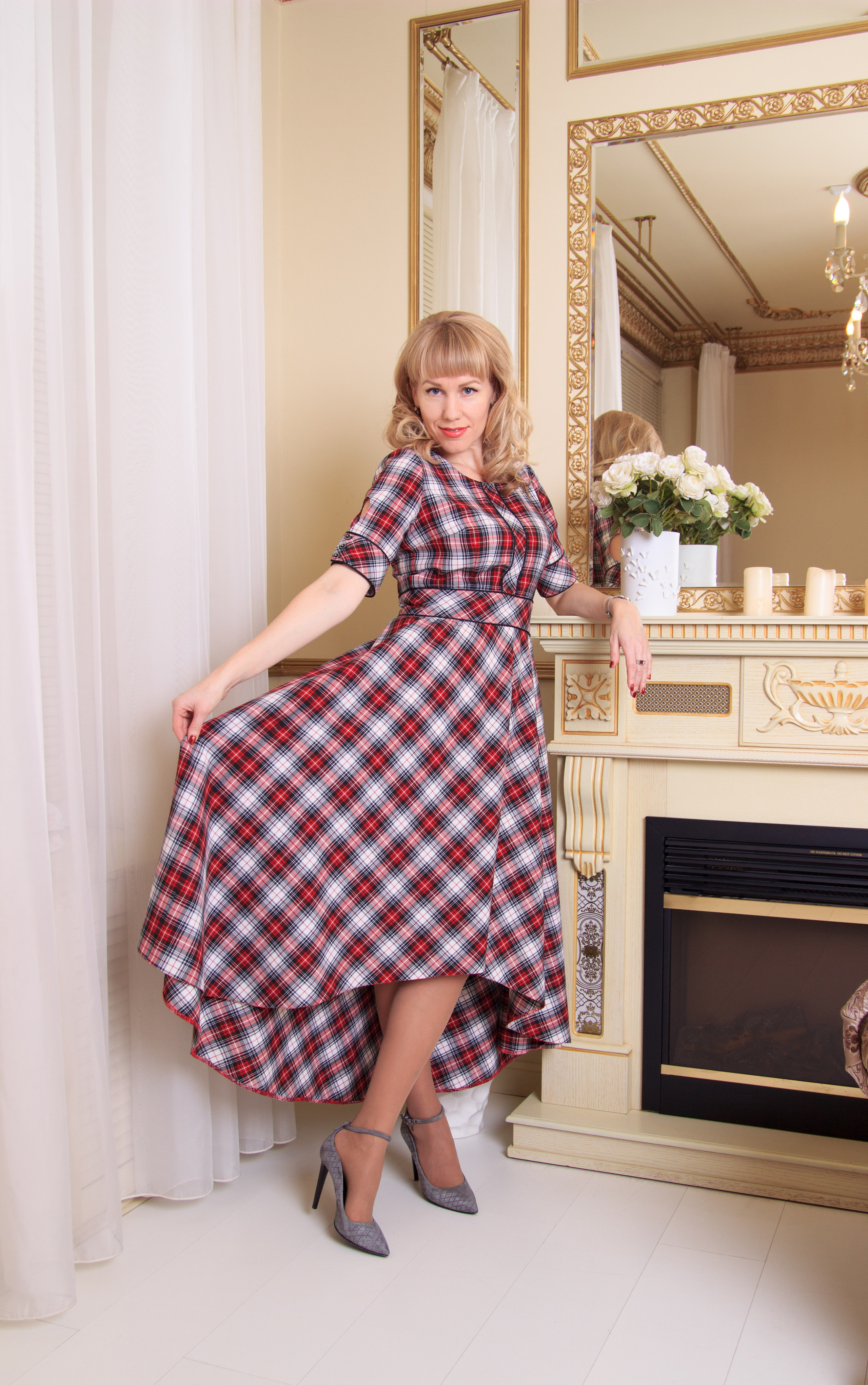 контент фотосессия в студии красивая женщина босс руководитель зеркало отражение