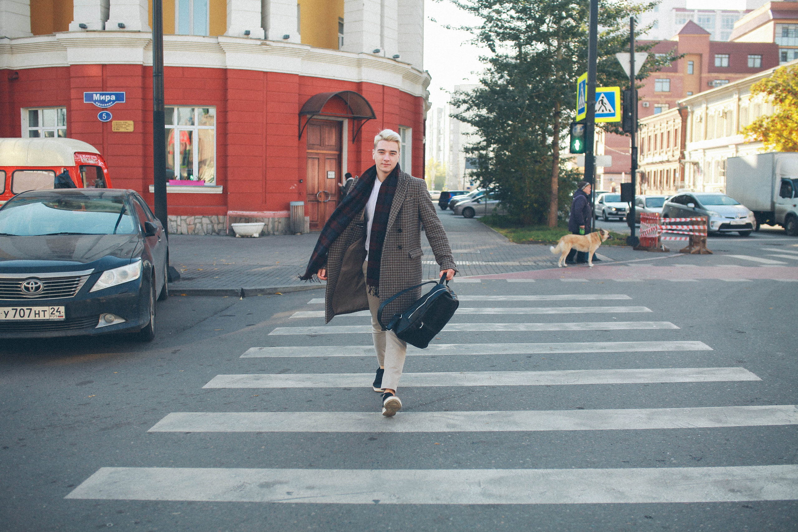 фотосеесия в центре города парень осень пешеходный переход