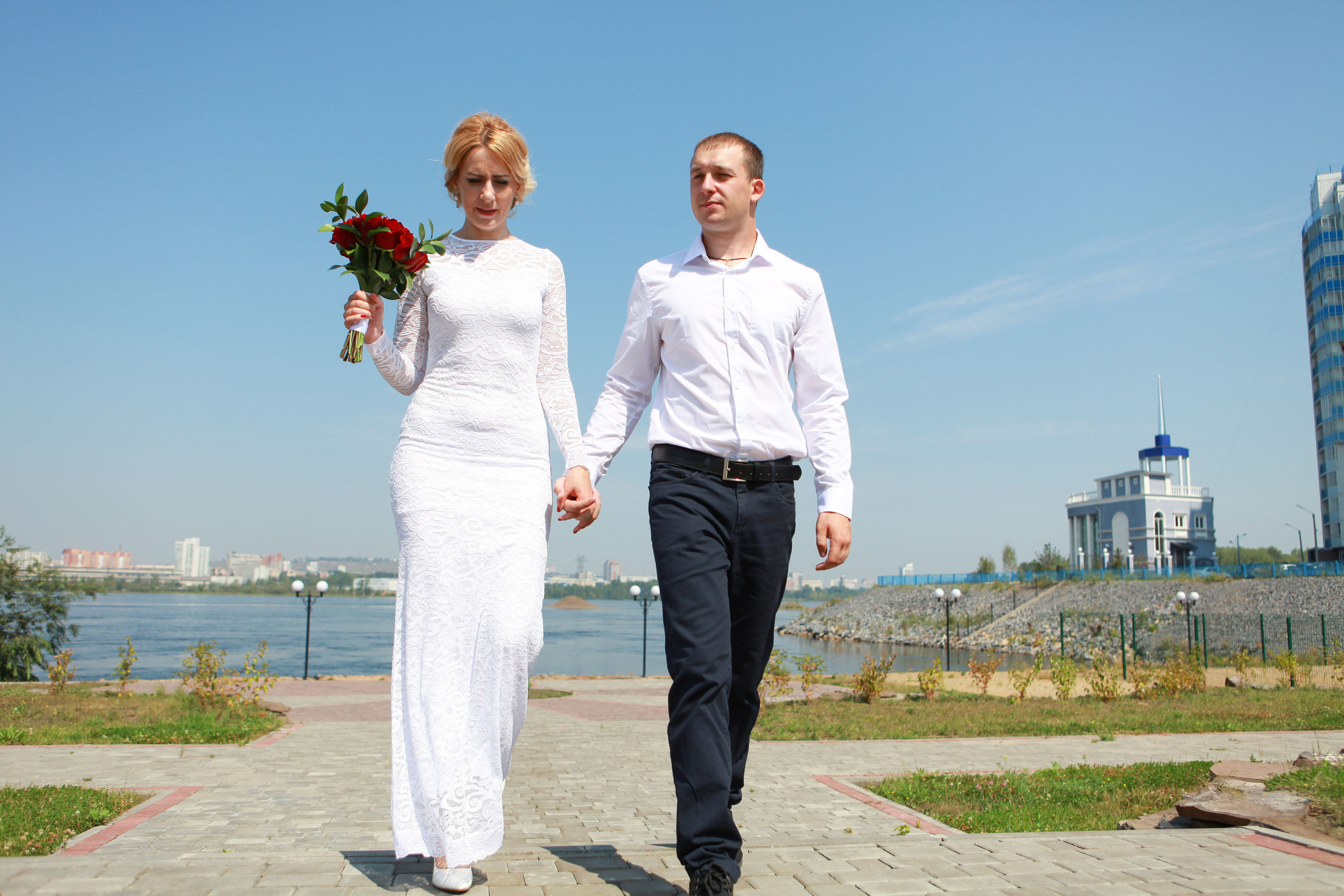 жених и невеста свадьба лето прогулка фотосессия