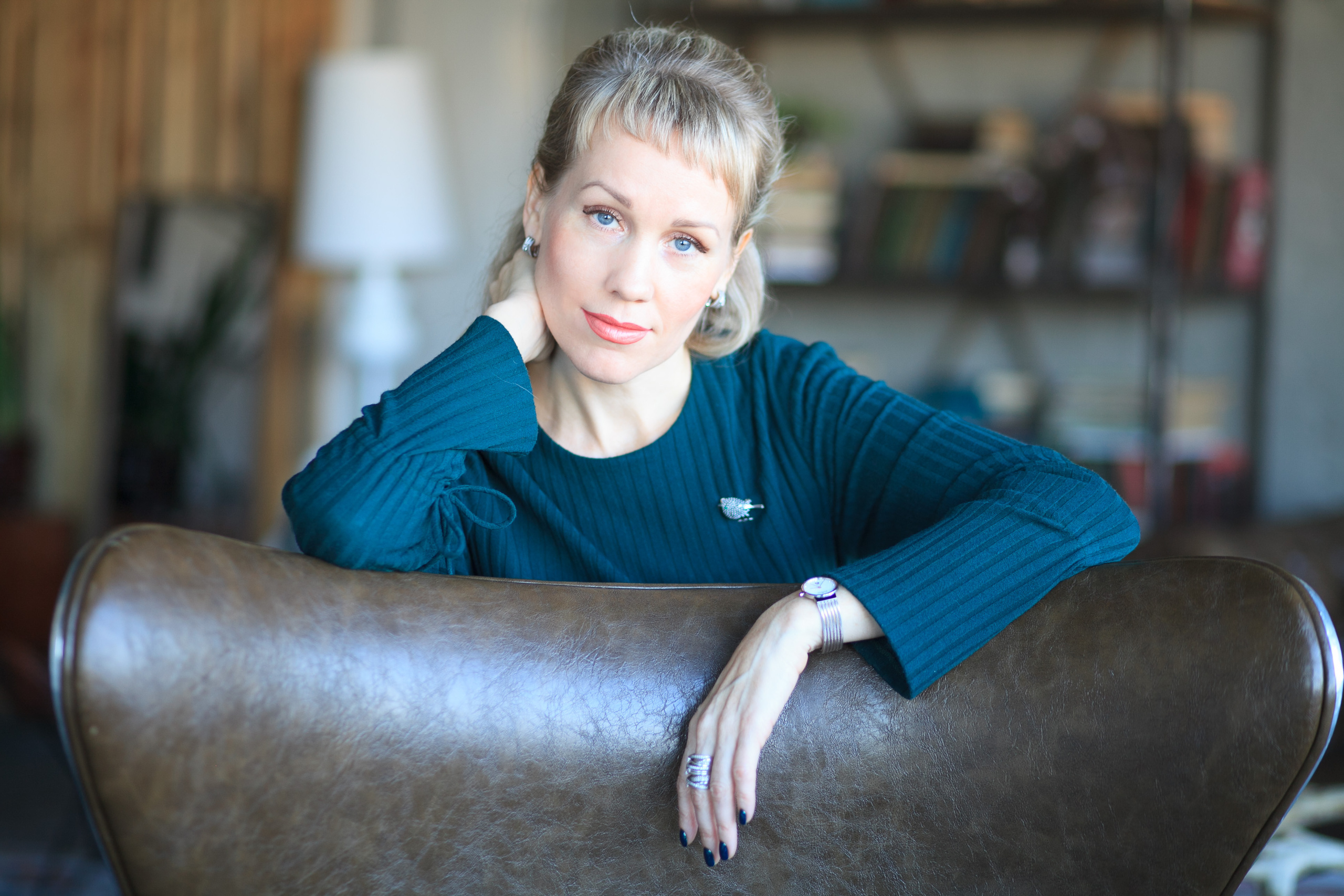 контент фотосессия в студии красивая женщина босс руководитель кресло