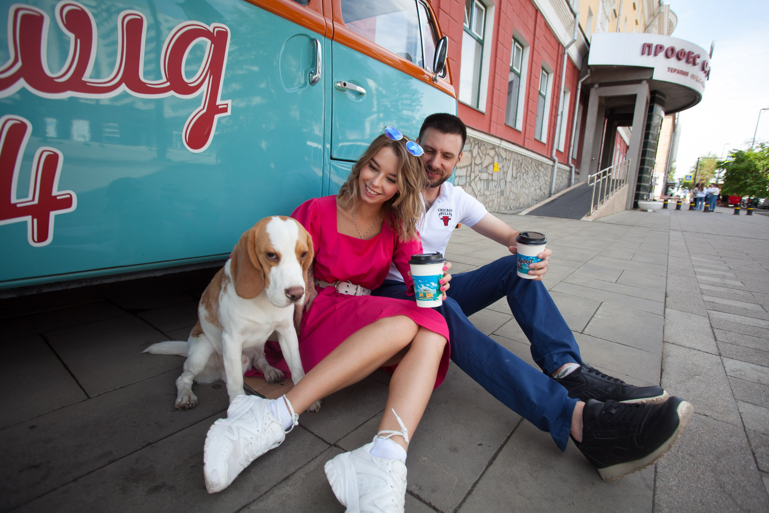 бигль красивая пара фотосессия кофе 