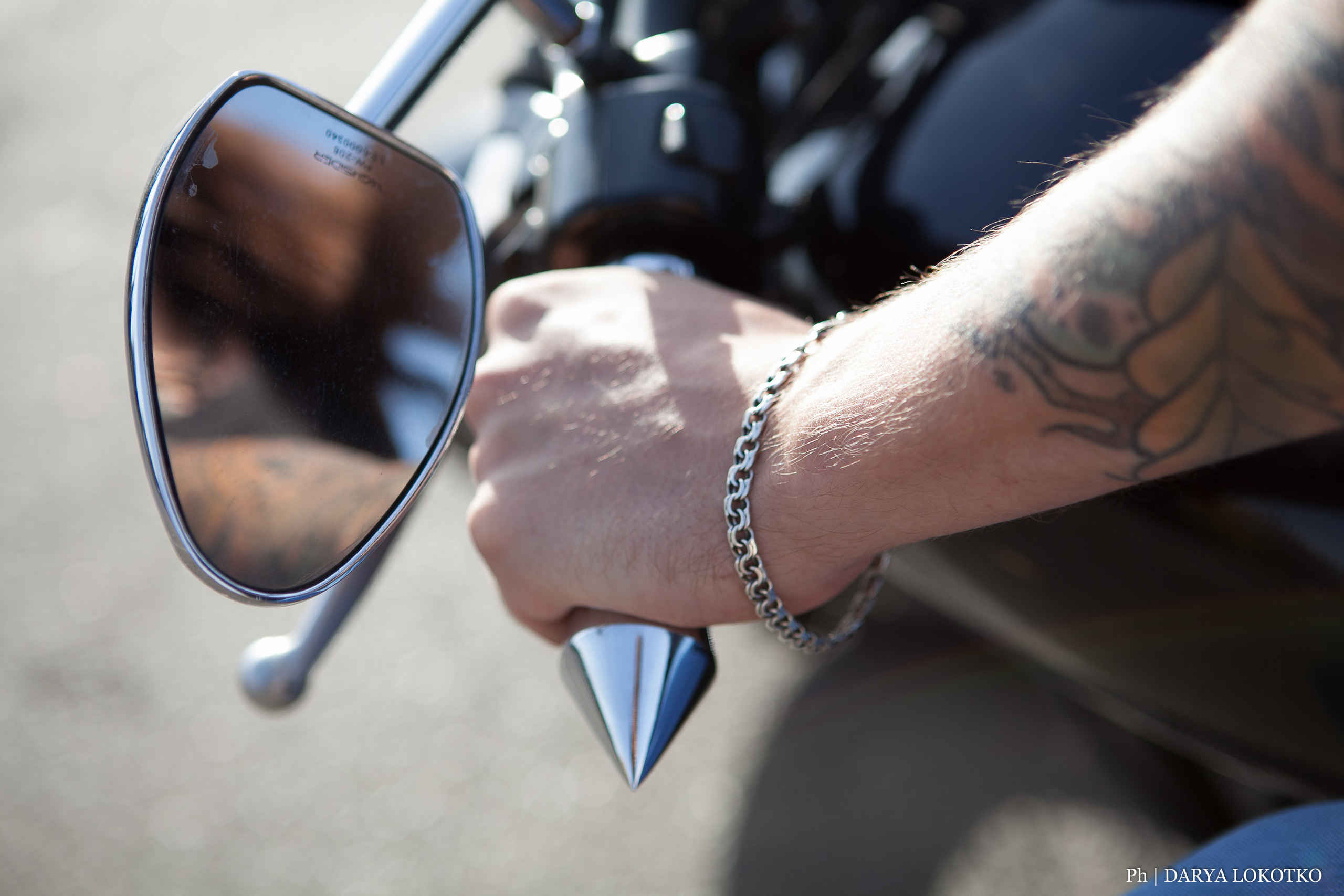 мужская рука тату зеркало мотоцикл