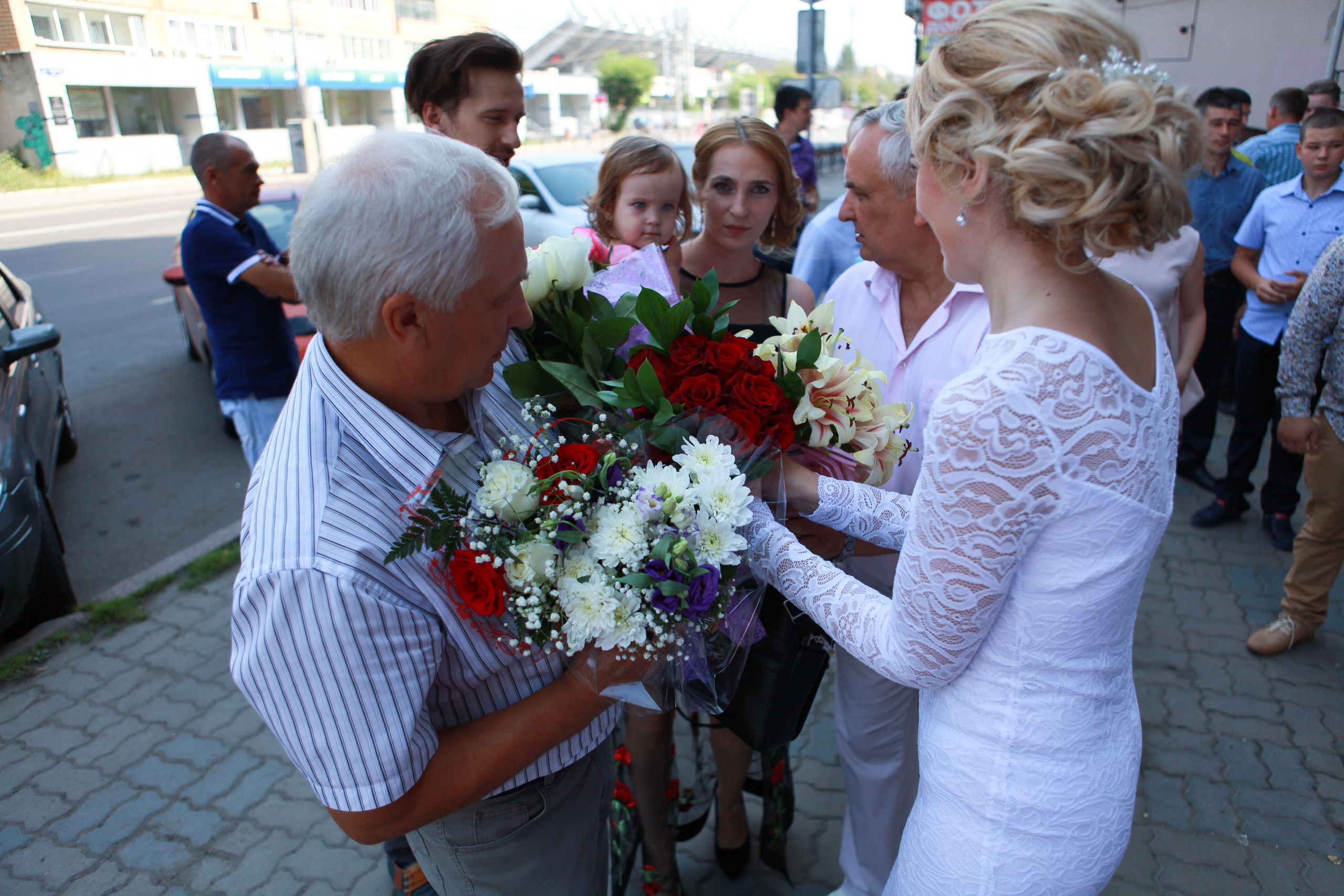 жених и невеста свадьба лето загс цветы