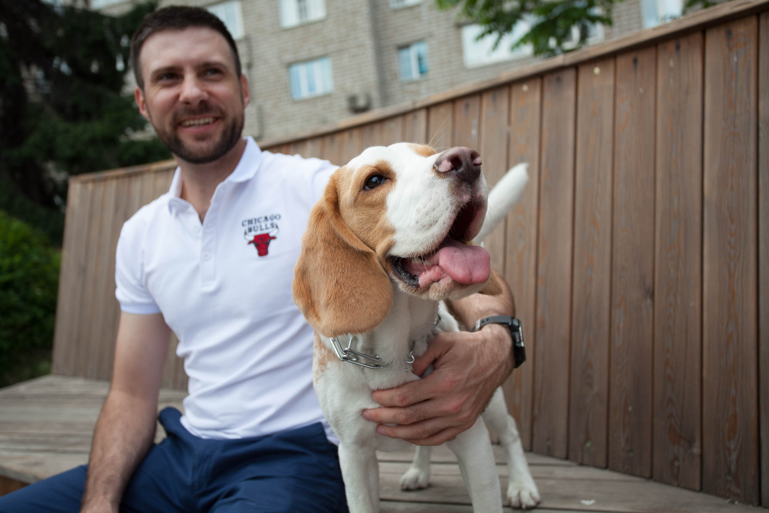 бигль парень мужчина фотосессия лето город