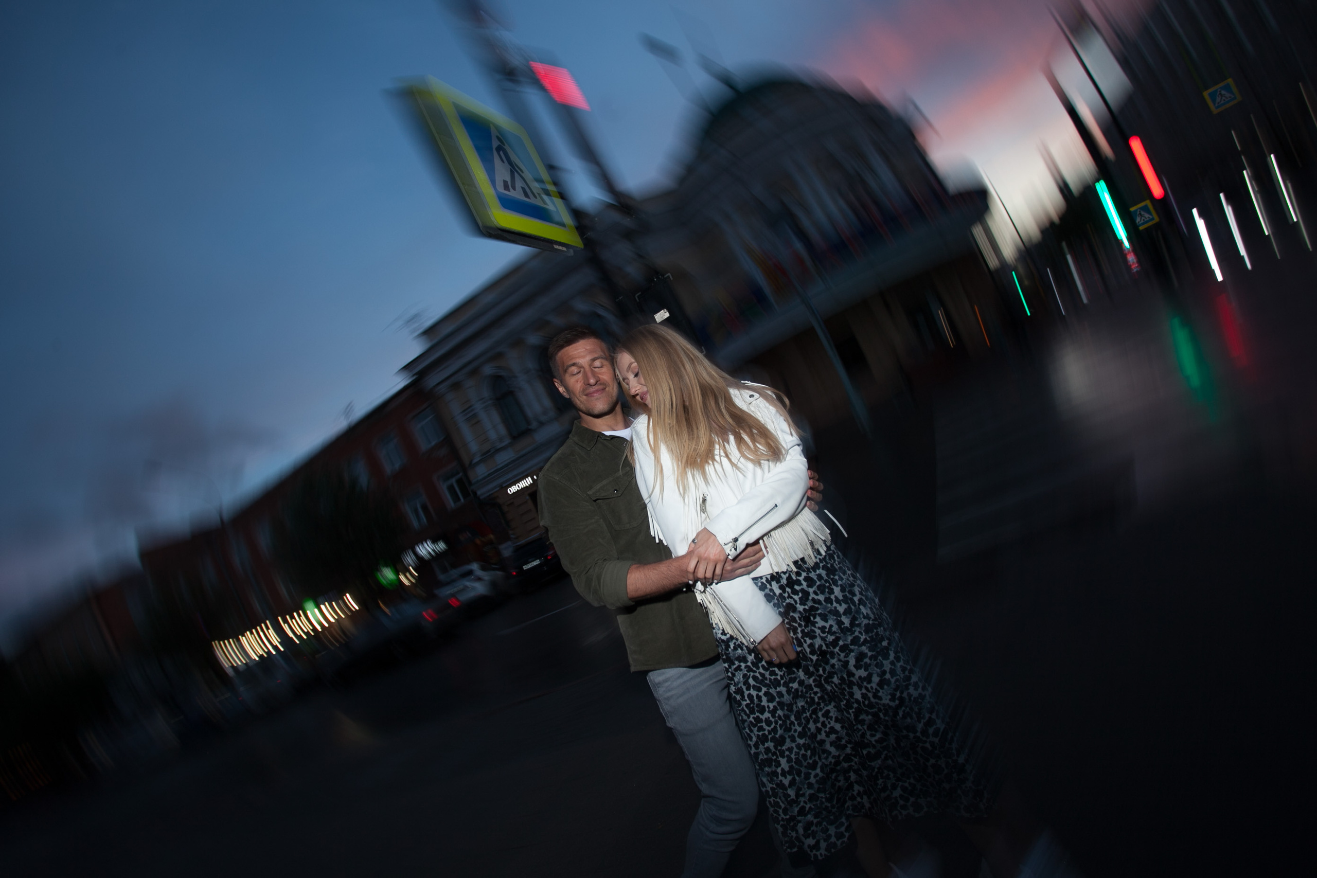 лето прогулка романтика ночной город пасмурно дождь любовь красивая девушка парень