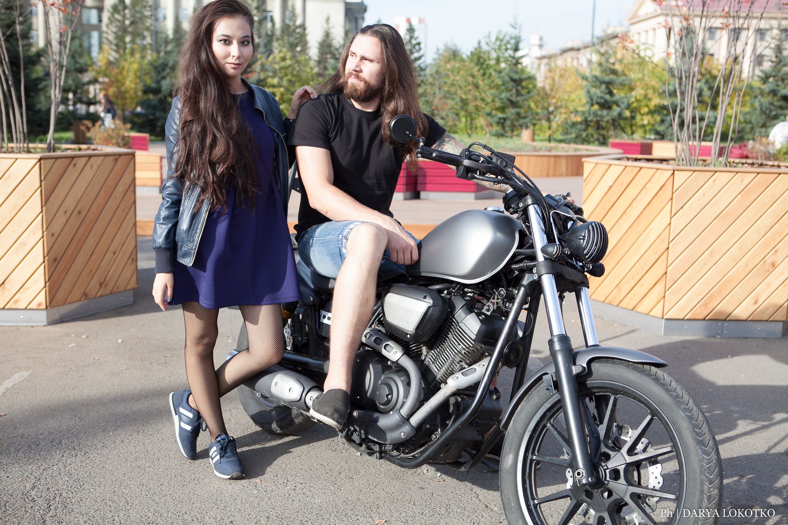 красивая девушка парень чоппер фотосессия город лето