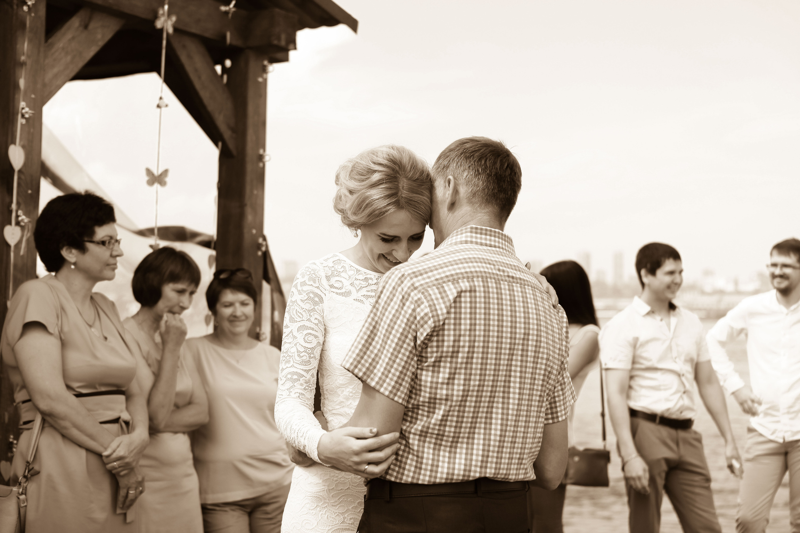 невеста танцует с отцом свадьба лето банкет