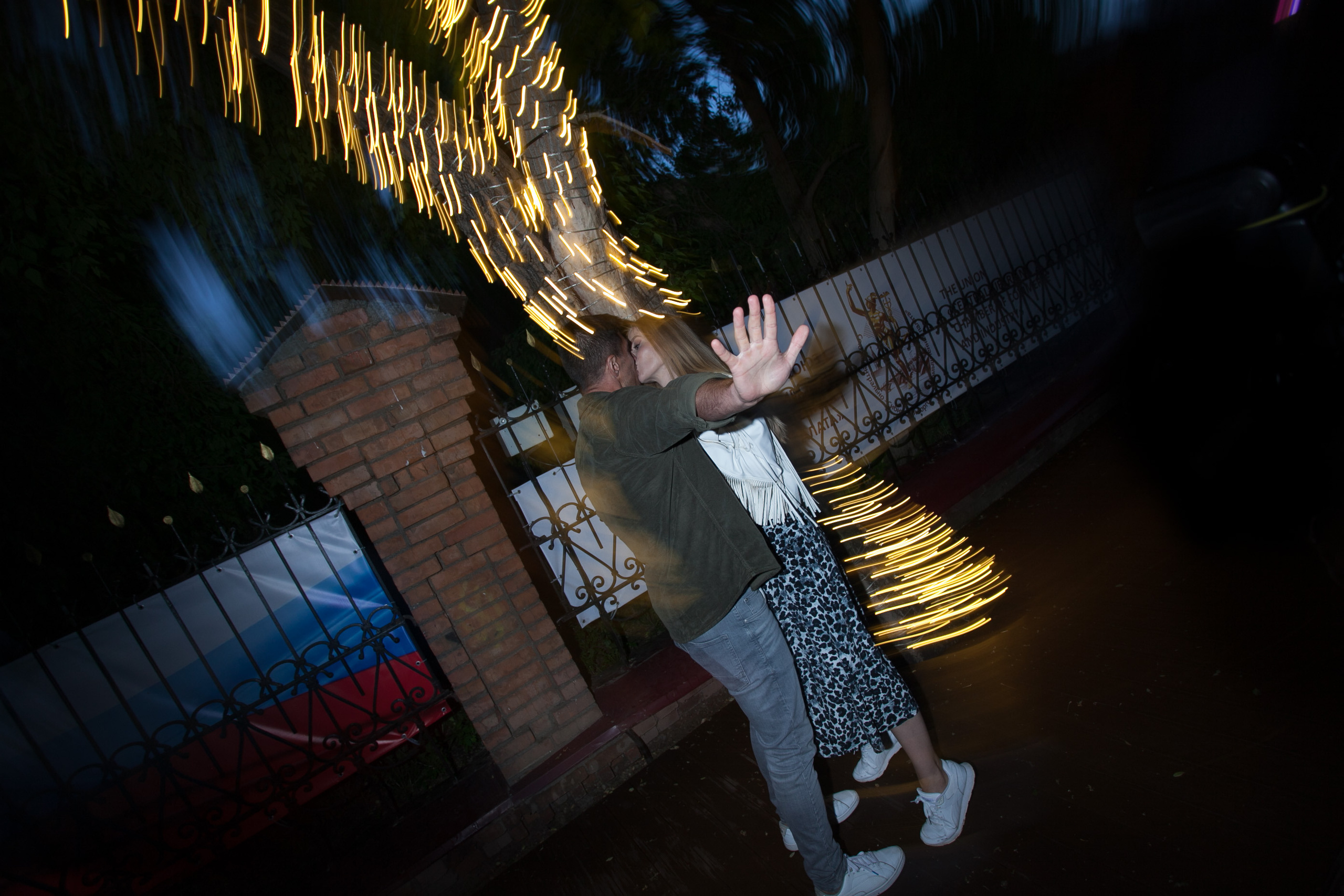 лето прогулка романтика ночной город пасмурно дождь любовь красивая девушка парень