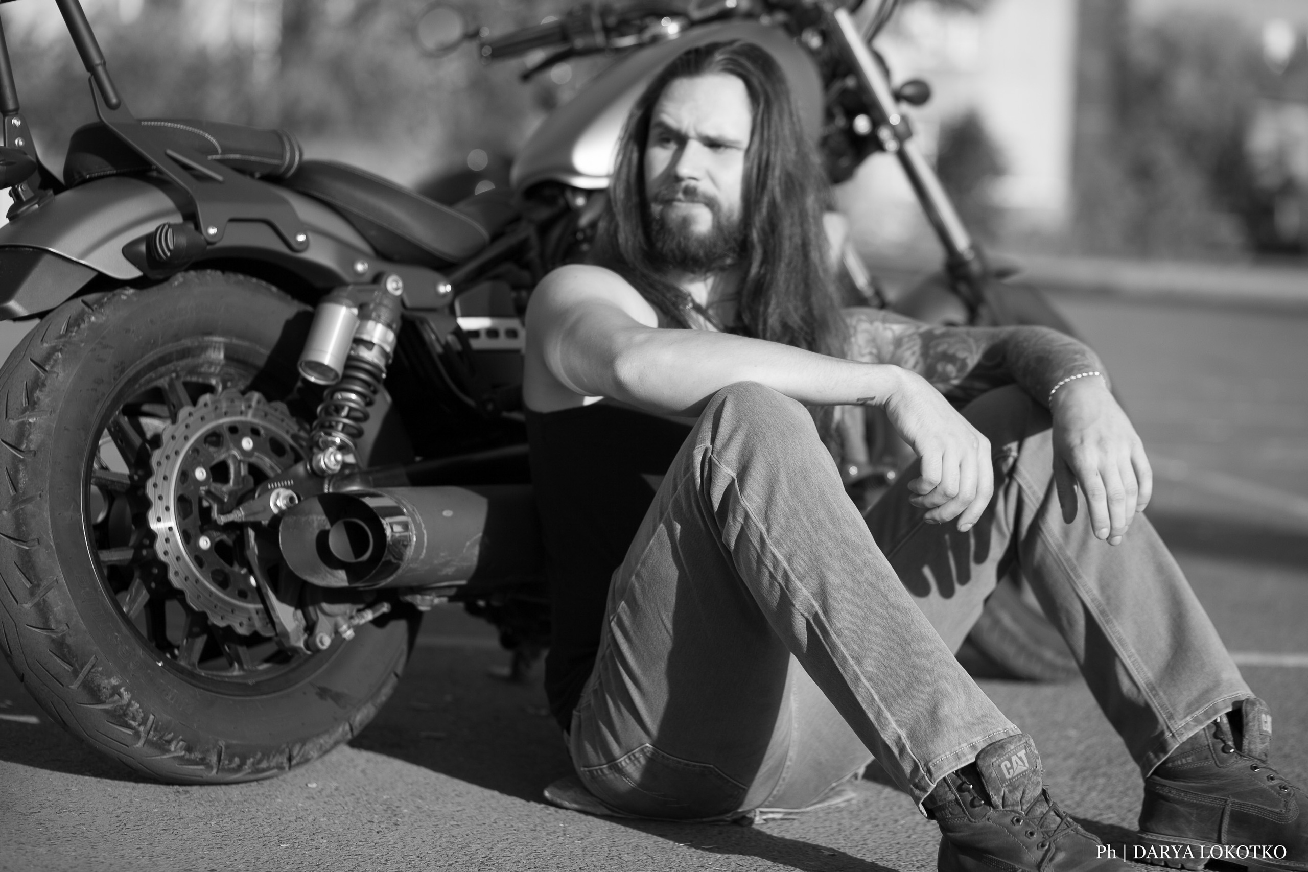 байкер парень мотоцикл руль чоппер фотосессия город лето