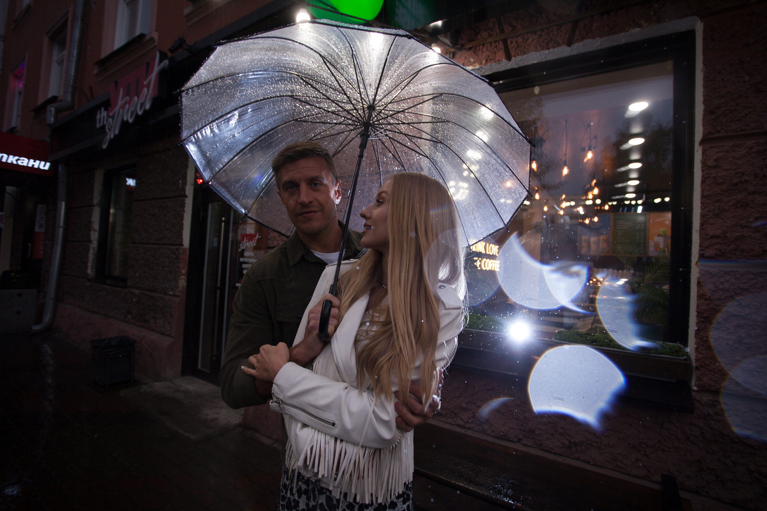 лето прогулка романтика ночной город пасмурно дождь любовь красивая девушка парень