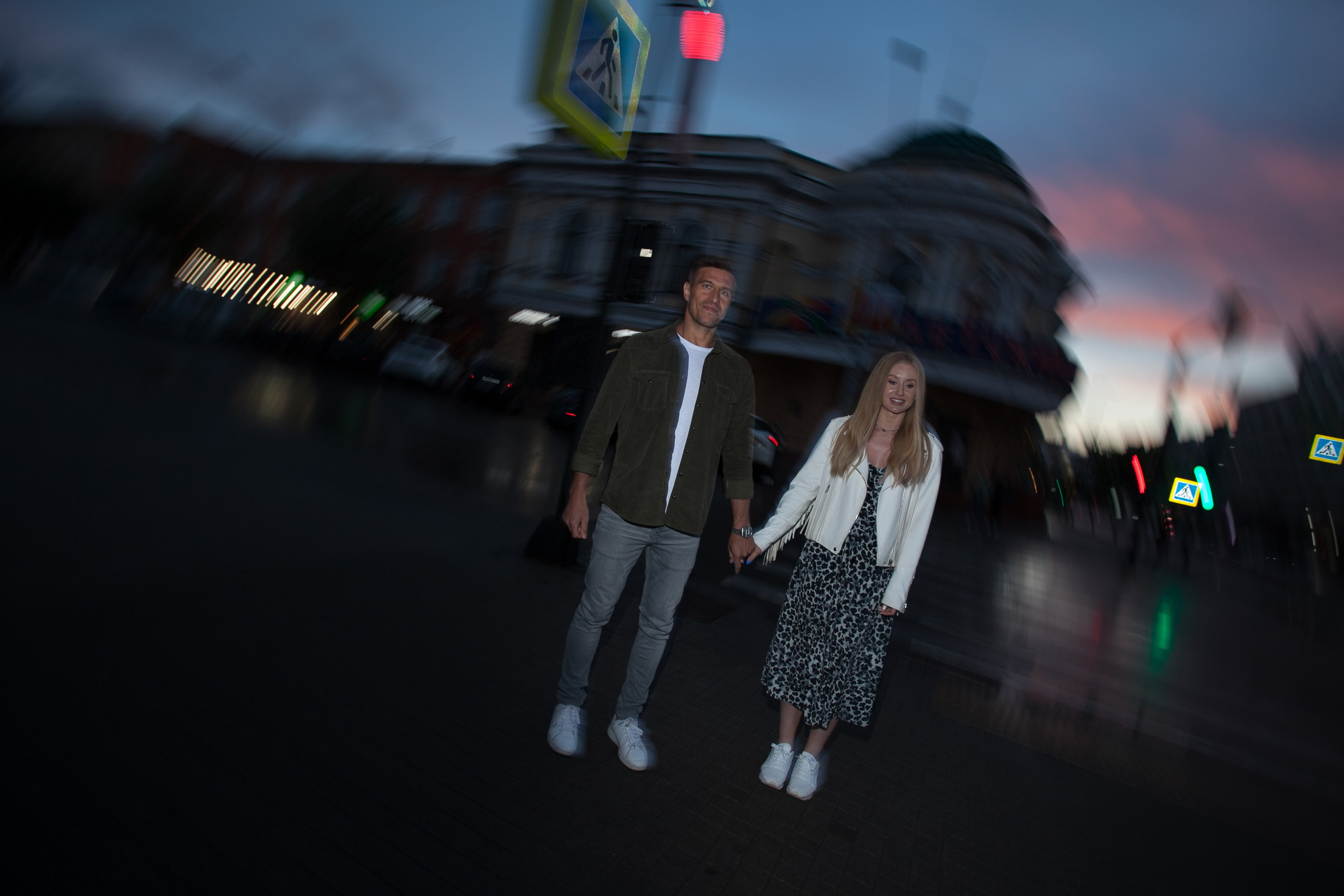 лето прогулка романтика ночной город пасмурно дождь любовь красивая девушка парень