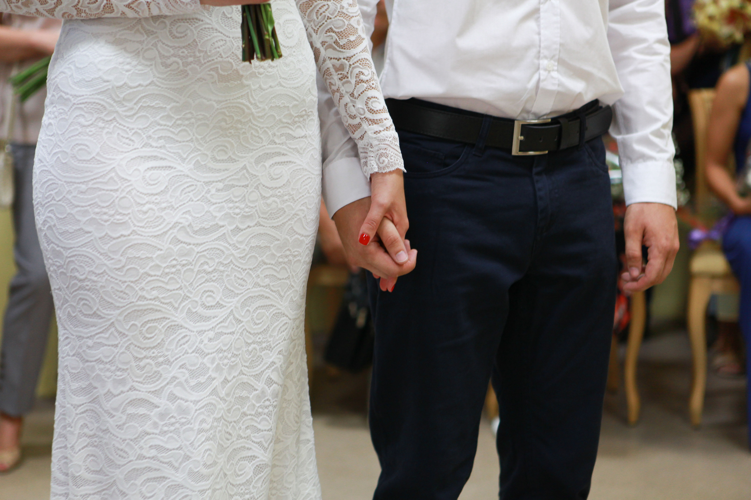 жених и невеста свадьба лето загс церемония бракосочетания рука в руке