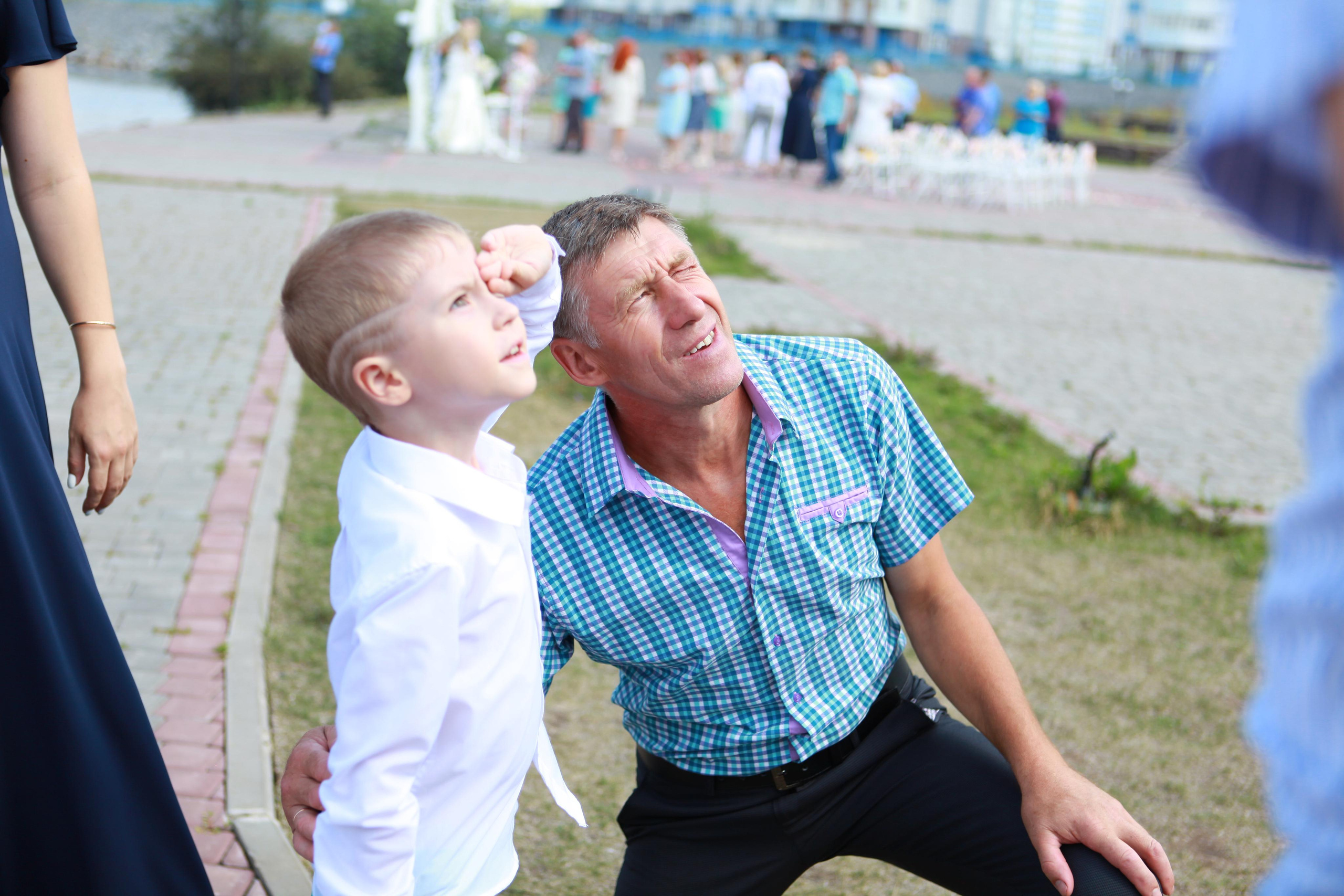 ребенок и мужчина