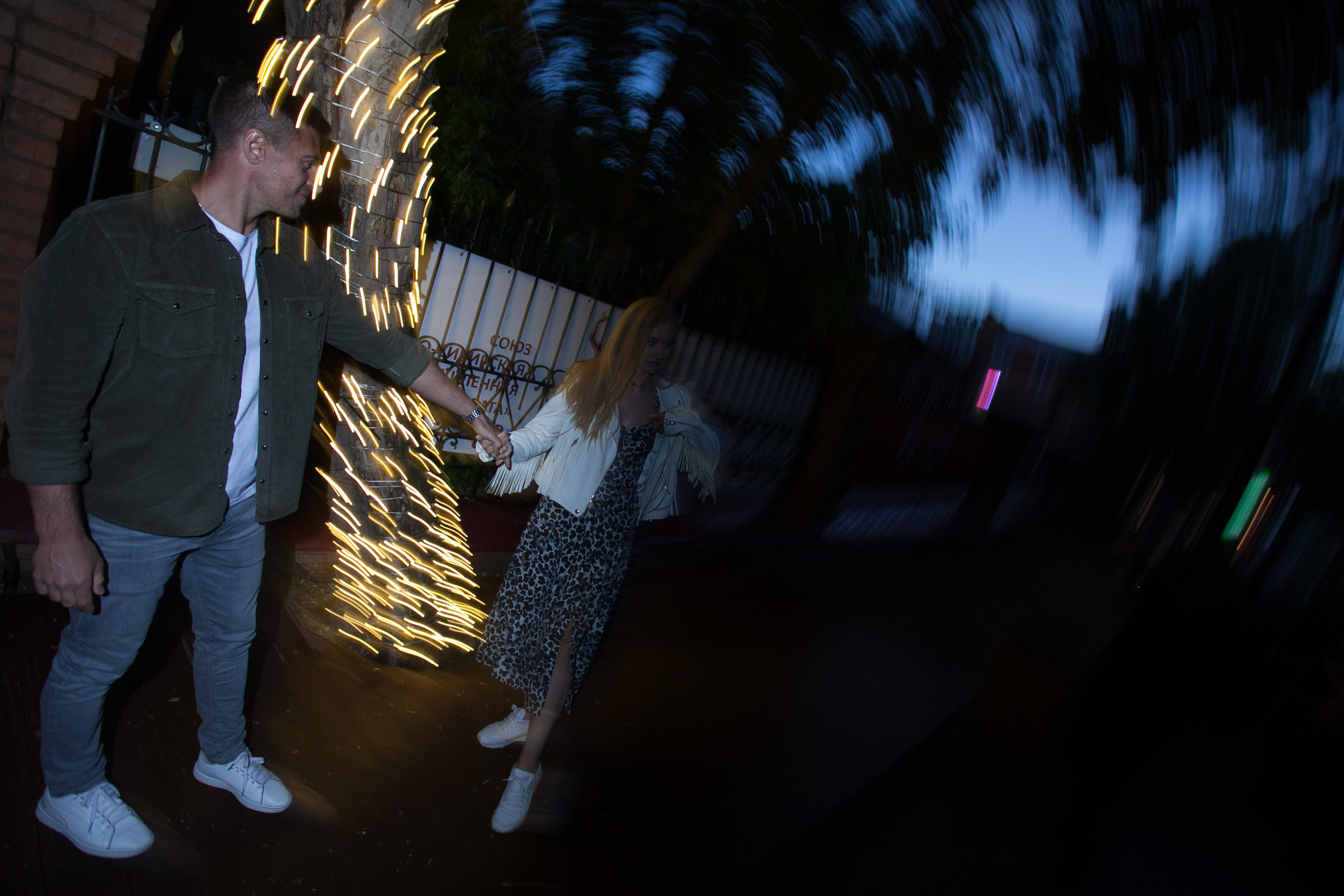 лето прогулка романтика ночной город пасмурно дождь любовь красивая девушка парень