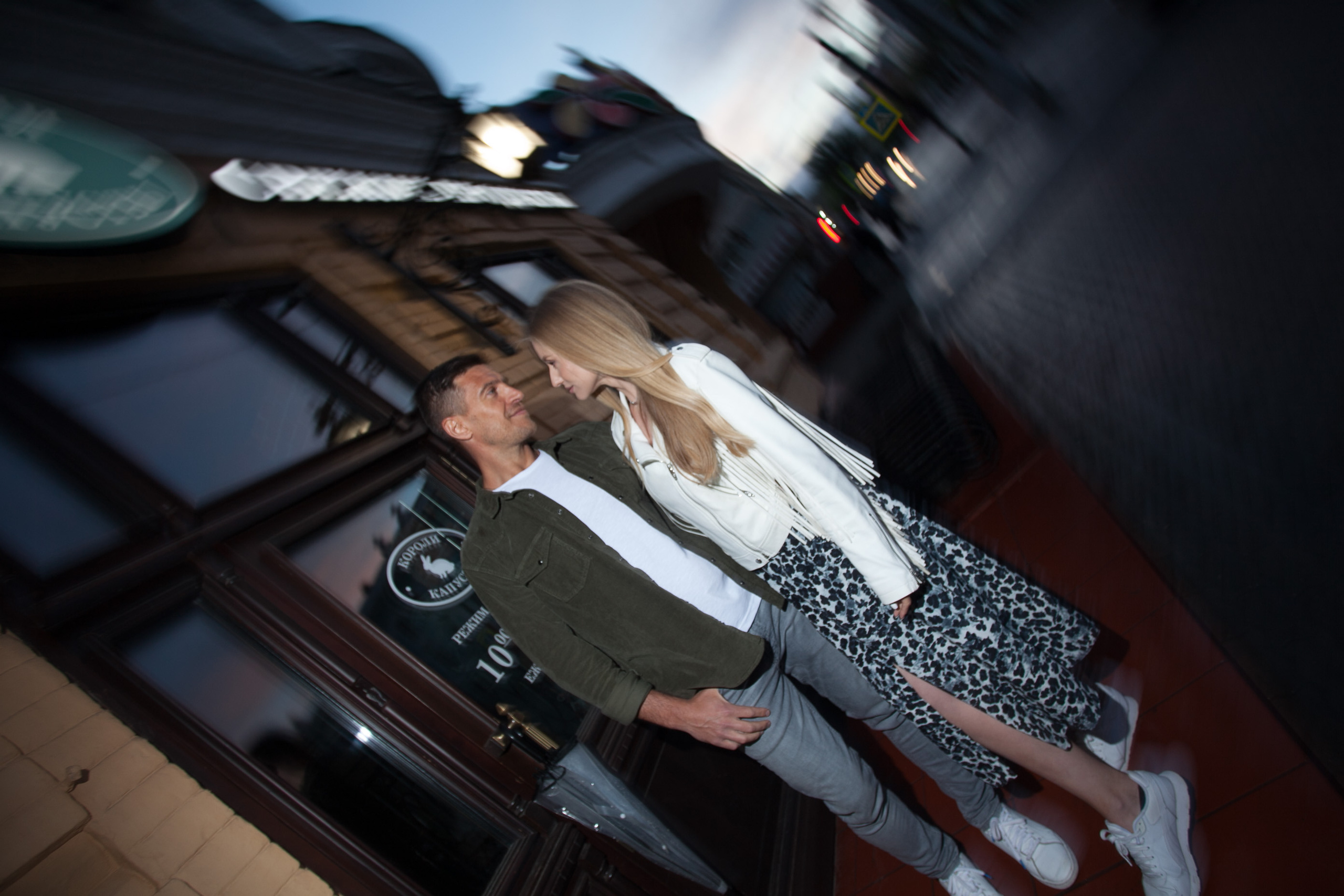 лето прогулка романтика ночной город пасмурно дождь любовь красивая девушка парень