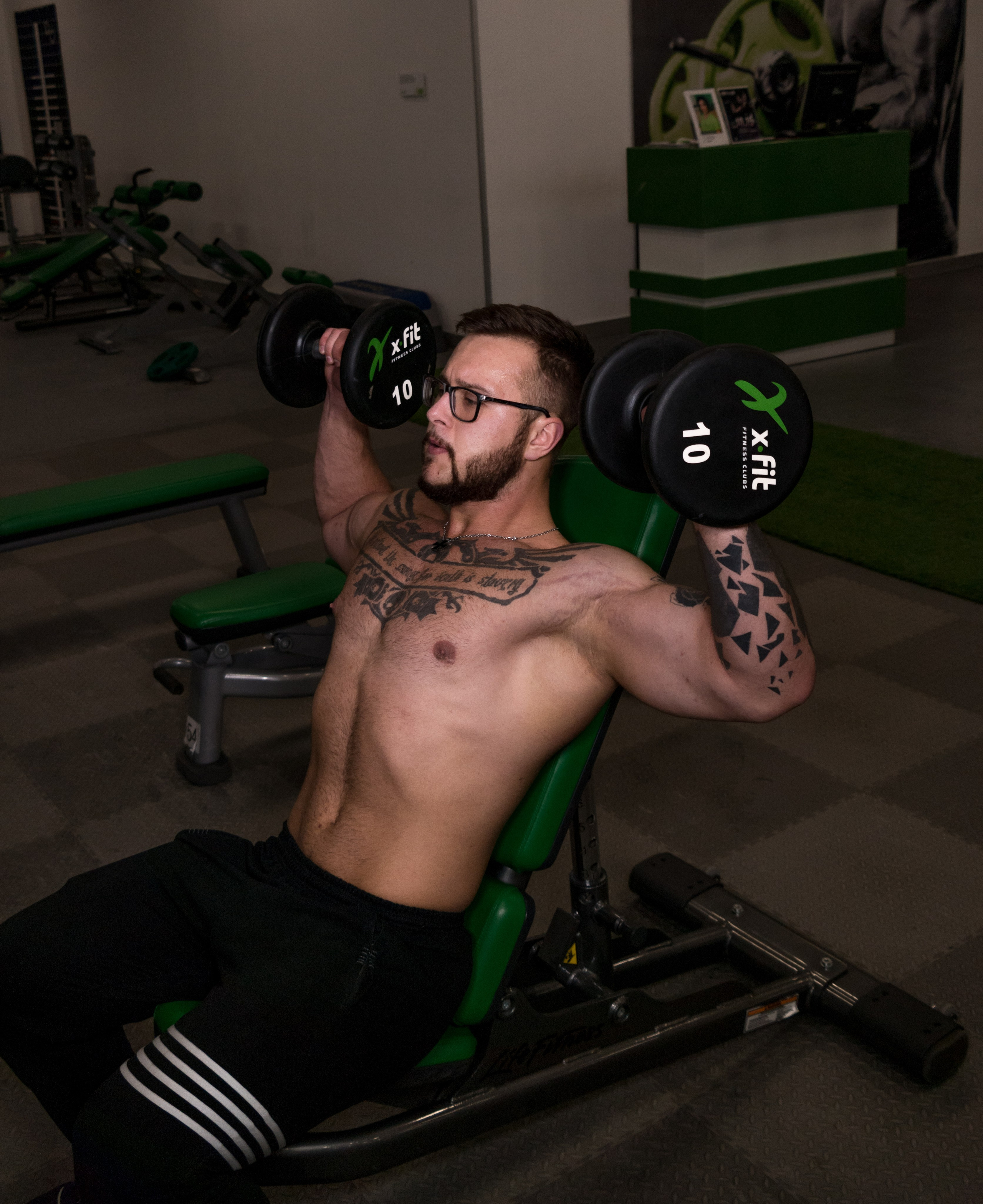 Контент-фотосъемки для экспертов и фитнес тренеров. AI Фотограф Краснодар: мужские и женские фотосессии, стилизация съемки. Нейро-фотосессии онлайн