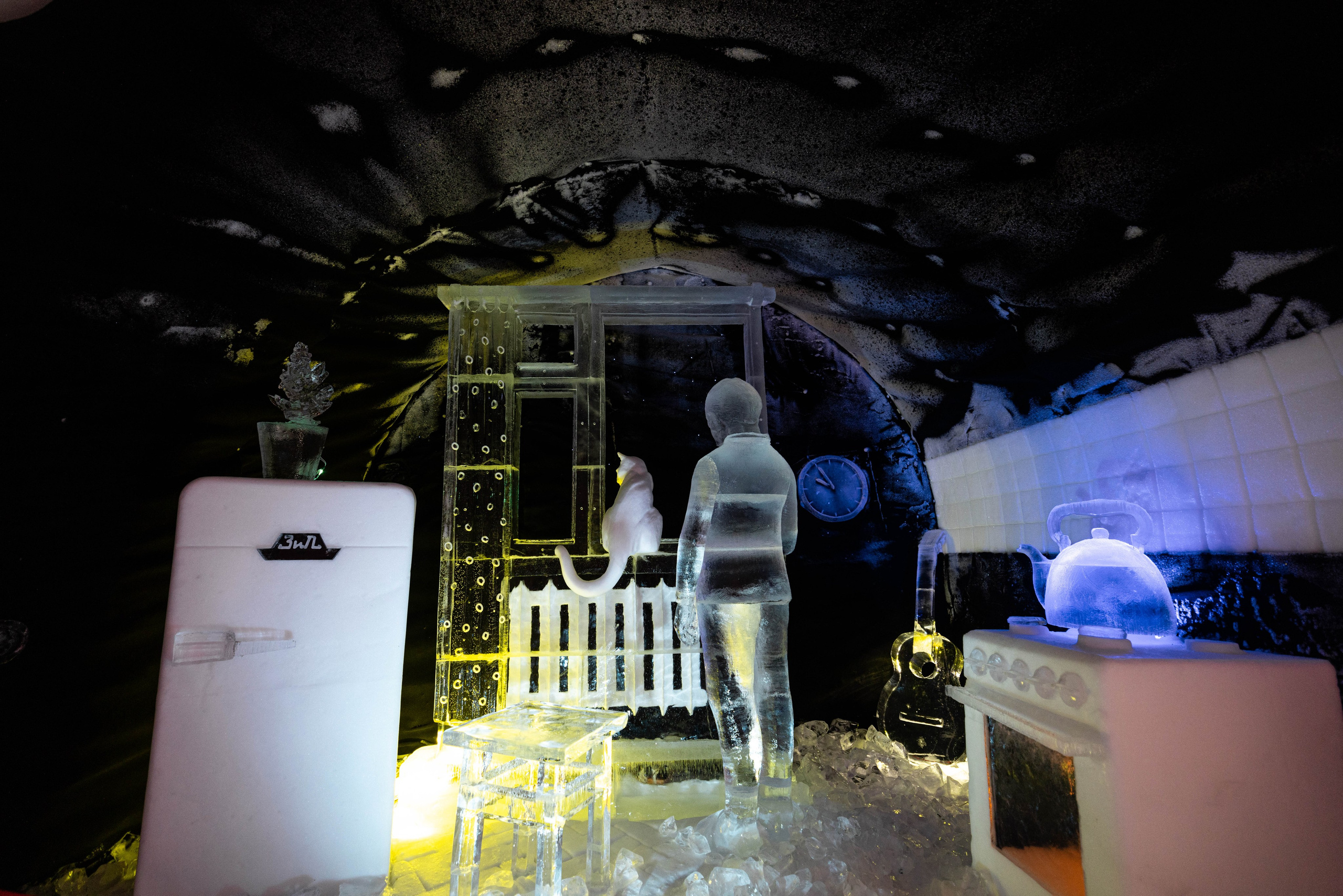 Снежная деревня. Турист оптимист