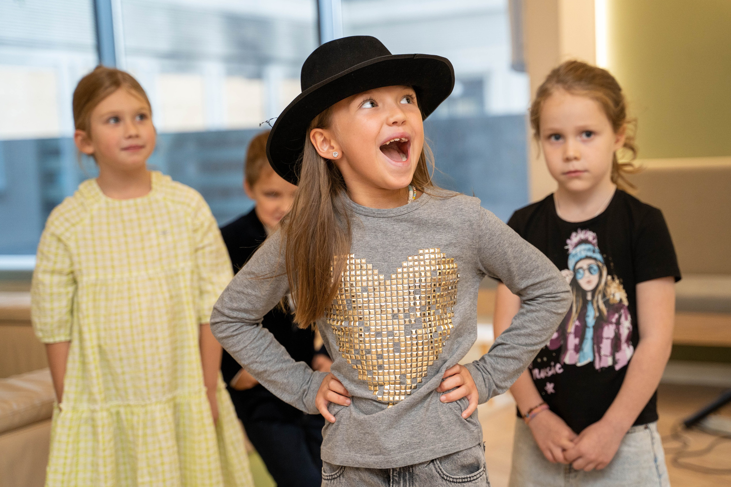 Улыбающаяся девочка на празднике