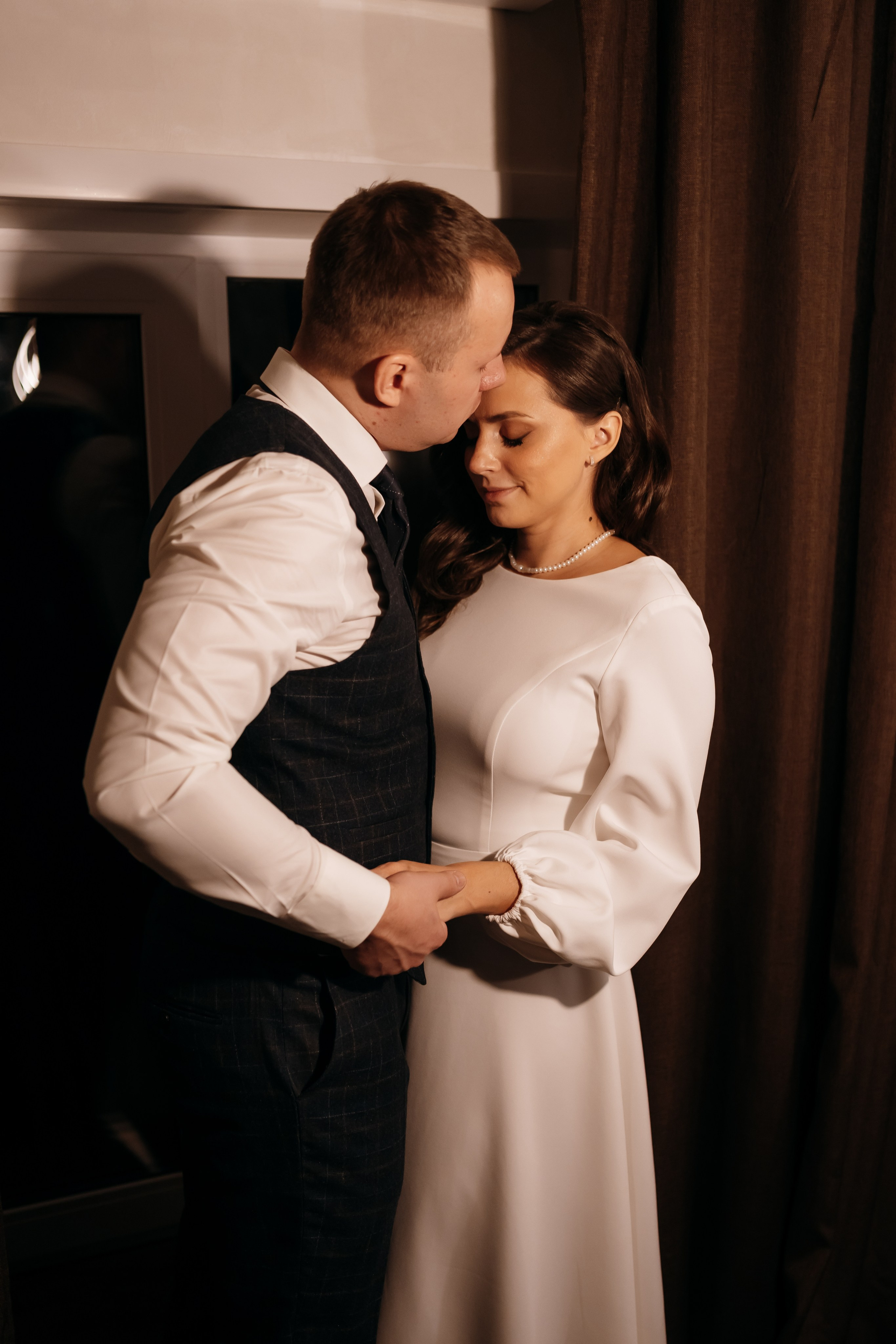 Выездная свадебная фотосессия в коттедже в Архангельске. Портретный и свадебный фотограф в Архангельске Елизавета Стрекаловская